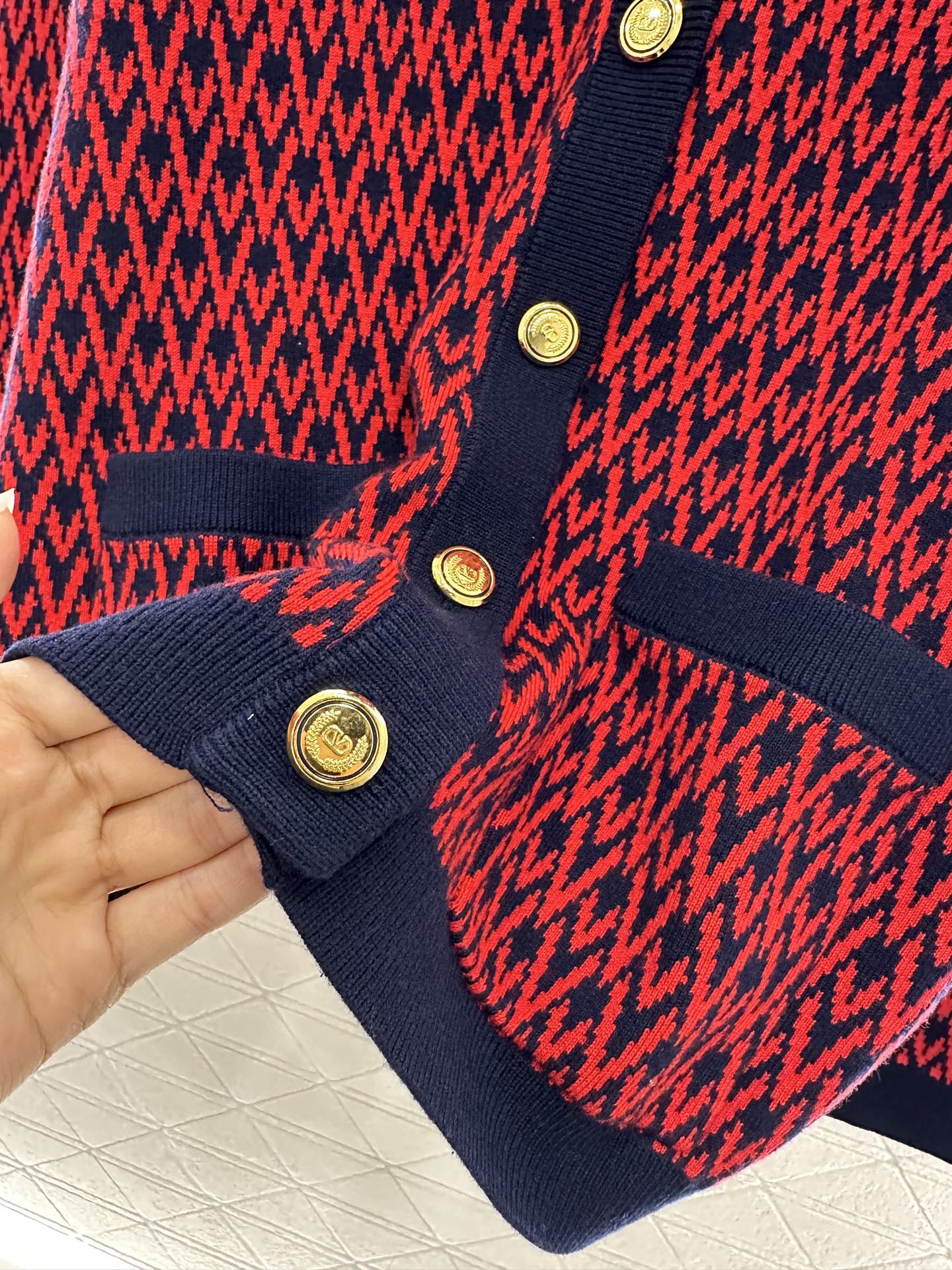 ♥Valentin*♥2025新品上架 V领提花针织开衫定制YB羊毛纱线织造 质感细腻 穿搭舒适 V领针