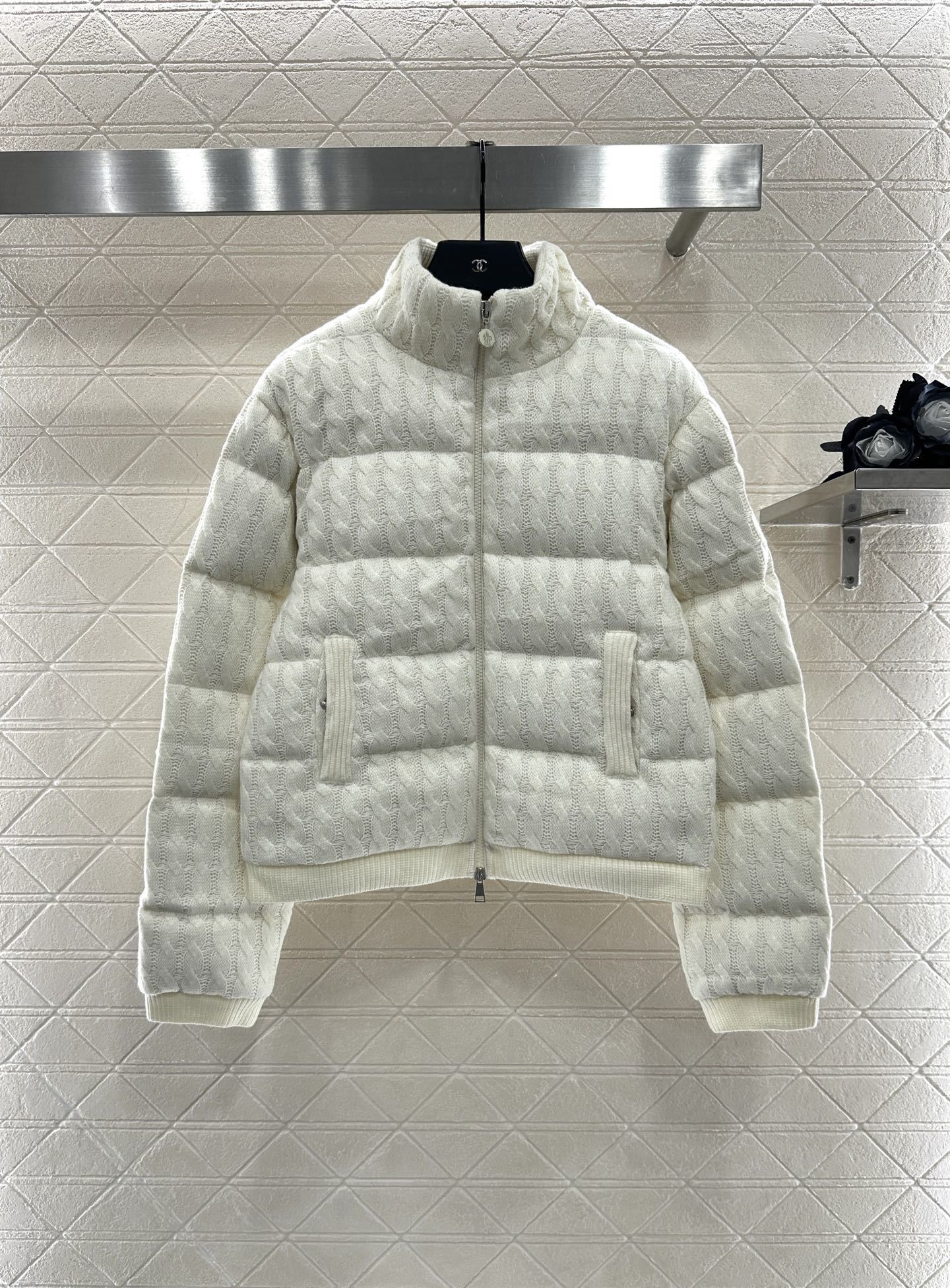 ♥ Moncle*♥2025新品上架 立领羊绒拉链羽绒服定制YB外层针织羊绒勾勒 白鹅绒填充内里 整件轻