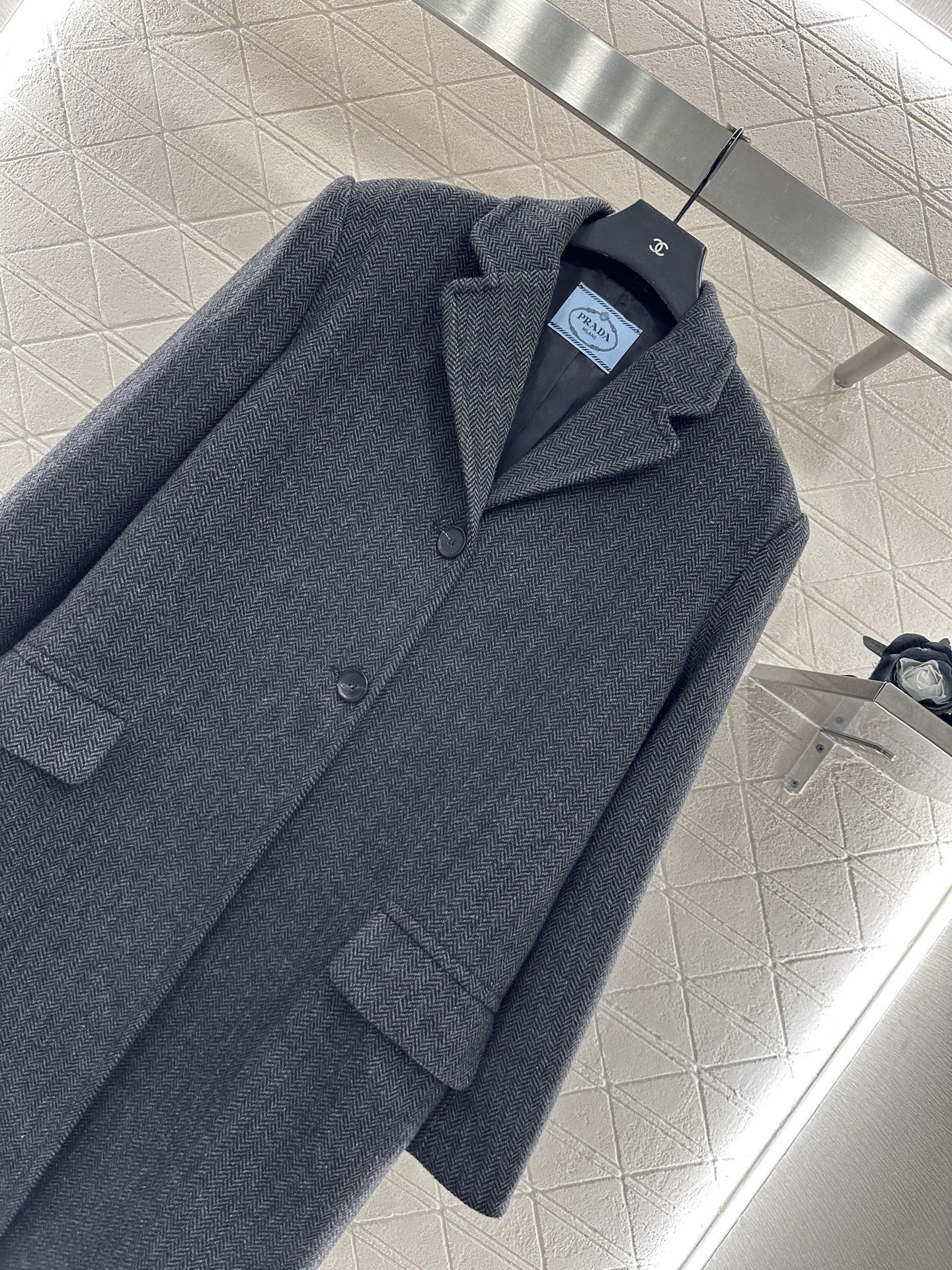 ♥Prad*♥2025新品上架 正肩翻领长款大衣定制YB百分百羊毛材质 质感品相绝佳 长款翻领毛呢大衣 