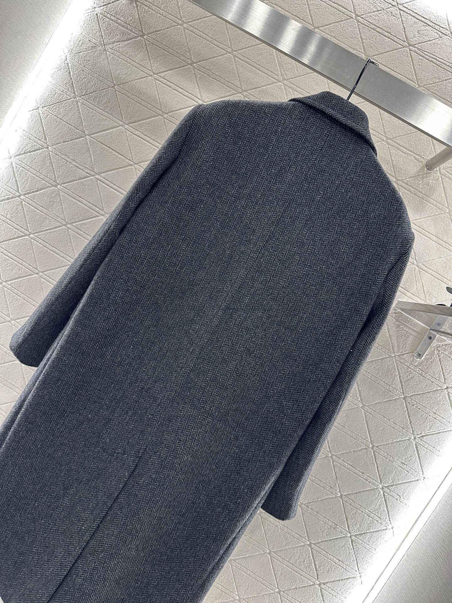 ♥Prad*♥2025新品上架 正肩翻领长款大衣定制YB百分百羊毛材质 质感品相绝佳 长款翻领毛呢大衣 