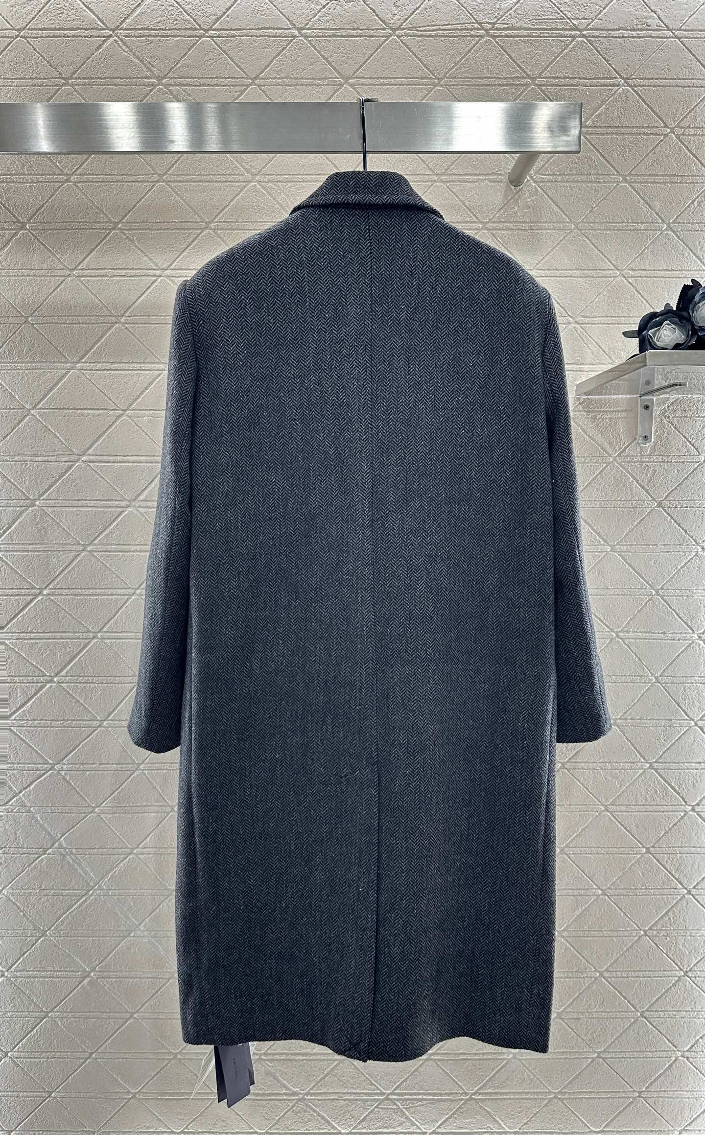 ♥Prad*♥2025新品上架 正肩翻领长款大衣定制YB百分百羊毛材质 质感品相绝佳 长款翻领毛呢大衣 