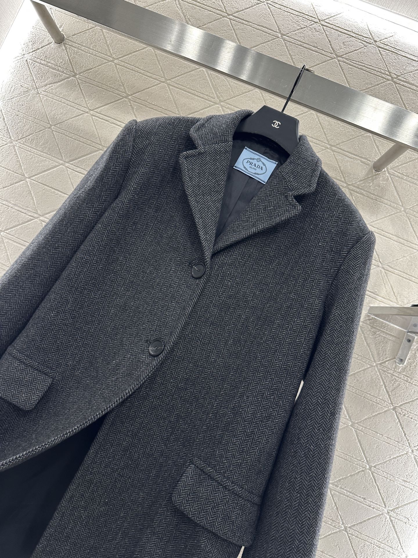 ♥Prad*♥2025新品上架 正肩翻领长款大衣定制YB百分百羊毛材质 质感品相绝佳 长款翻领毛呢大衣 