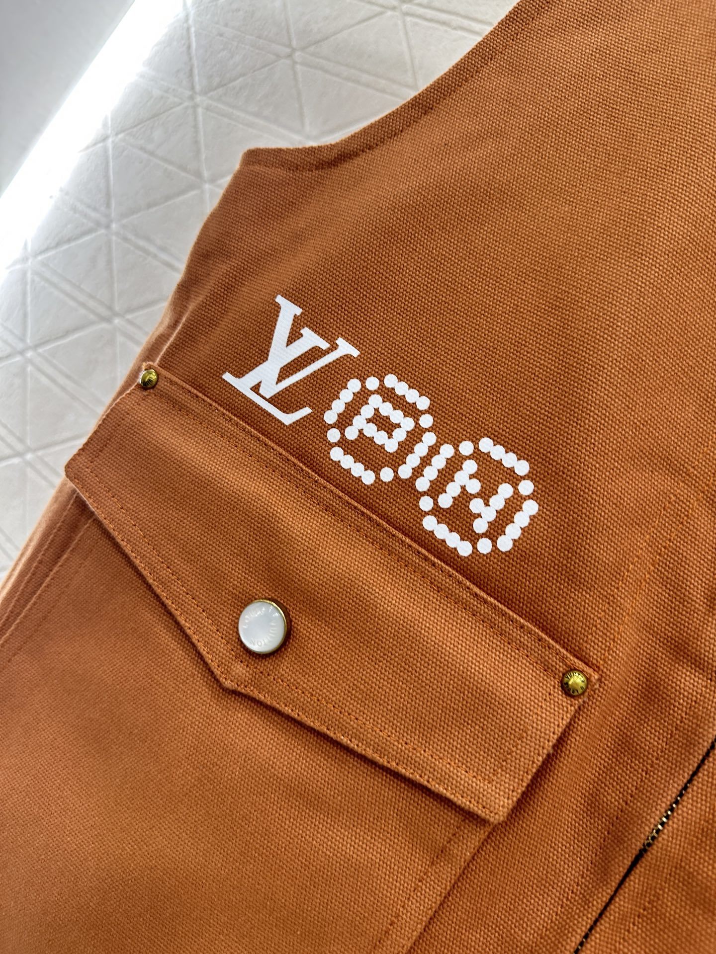 ♥Louis Vuitro*♥2025新品上架 牛仔棉服马甲定制YB斜纹牛仔➕羽绒棉材质 质感高级 穿搭
