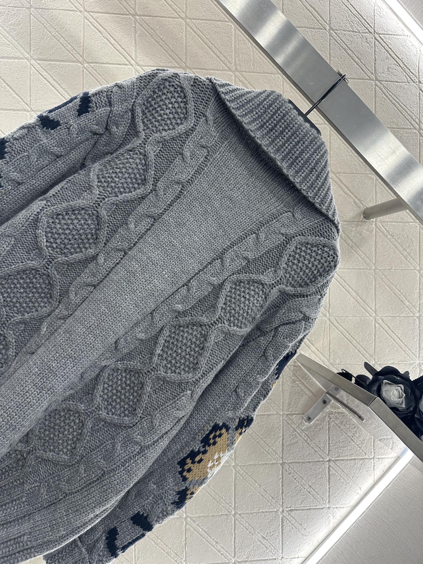 ♥Chane*♥2025新品上架 拉链钩花针织开衫定制YB羊毛纱线织造 质感细腻 柔软亲肤 翻领高领两穿