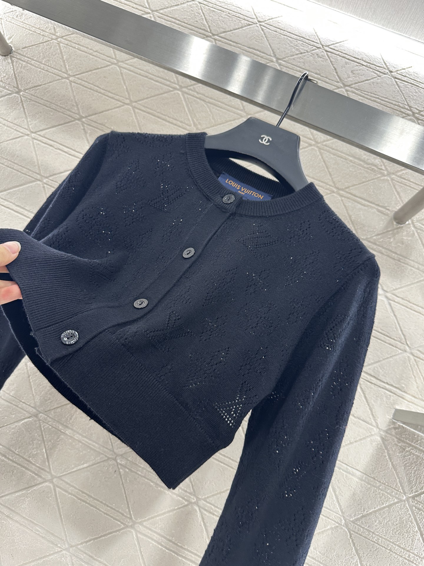♥Louis vuitto*♥2025新品上架 镂空针织短款开衫定制YB羊毛纱线织造 质感高级 舒适柔软