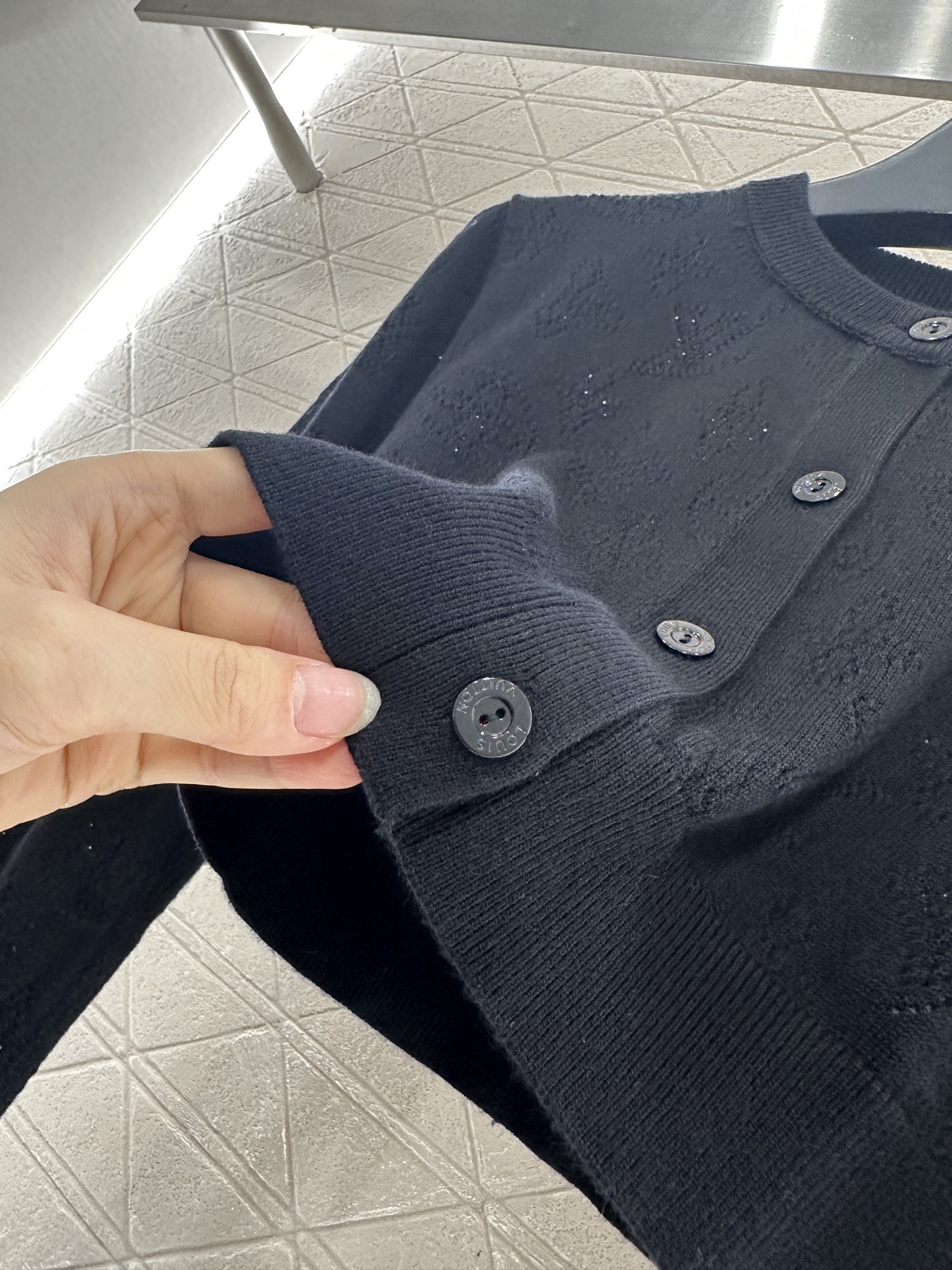 ♥Louis vuitto*♥2025新品上架 镂空针织短款开衫定制YB羊毛纱线织造 质感高级 舒适柔软