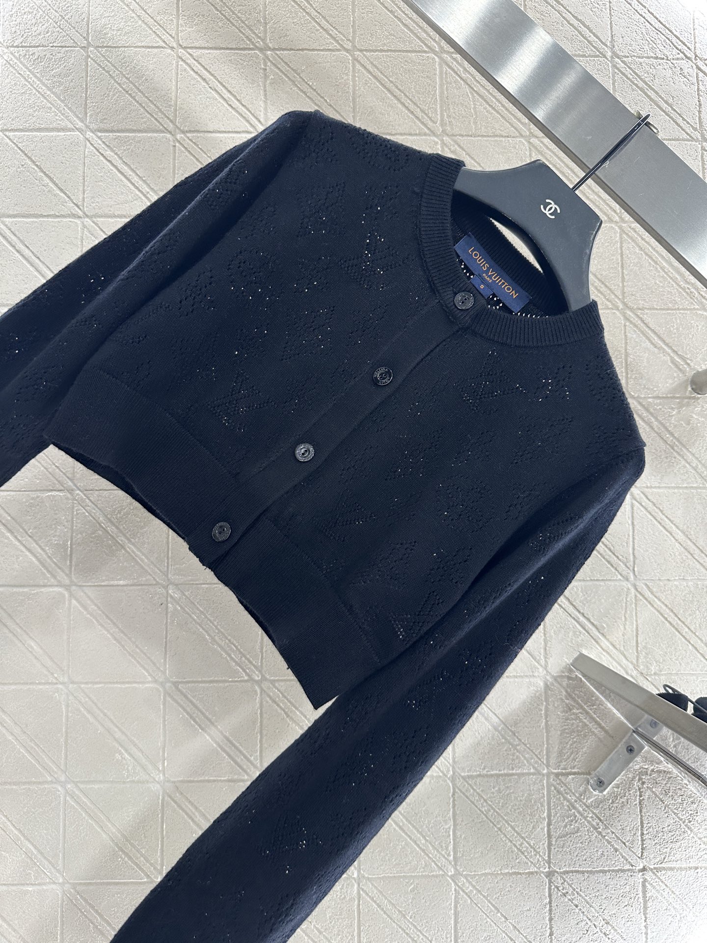 ♥Louis vuitto*♥2025新品上架 镂空针织短款开衫定制YB羊毛纱线织造 质感高级 舒适柔软