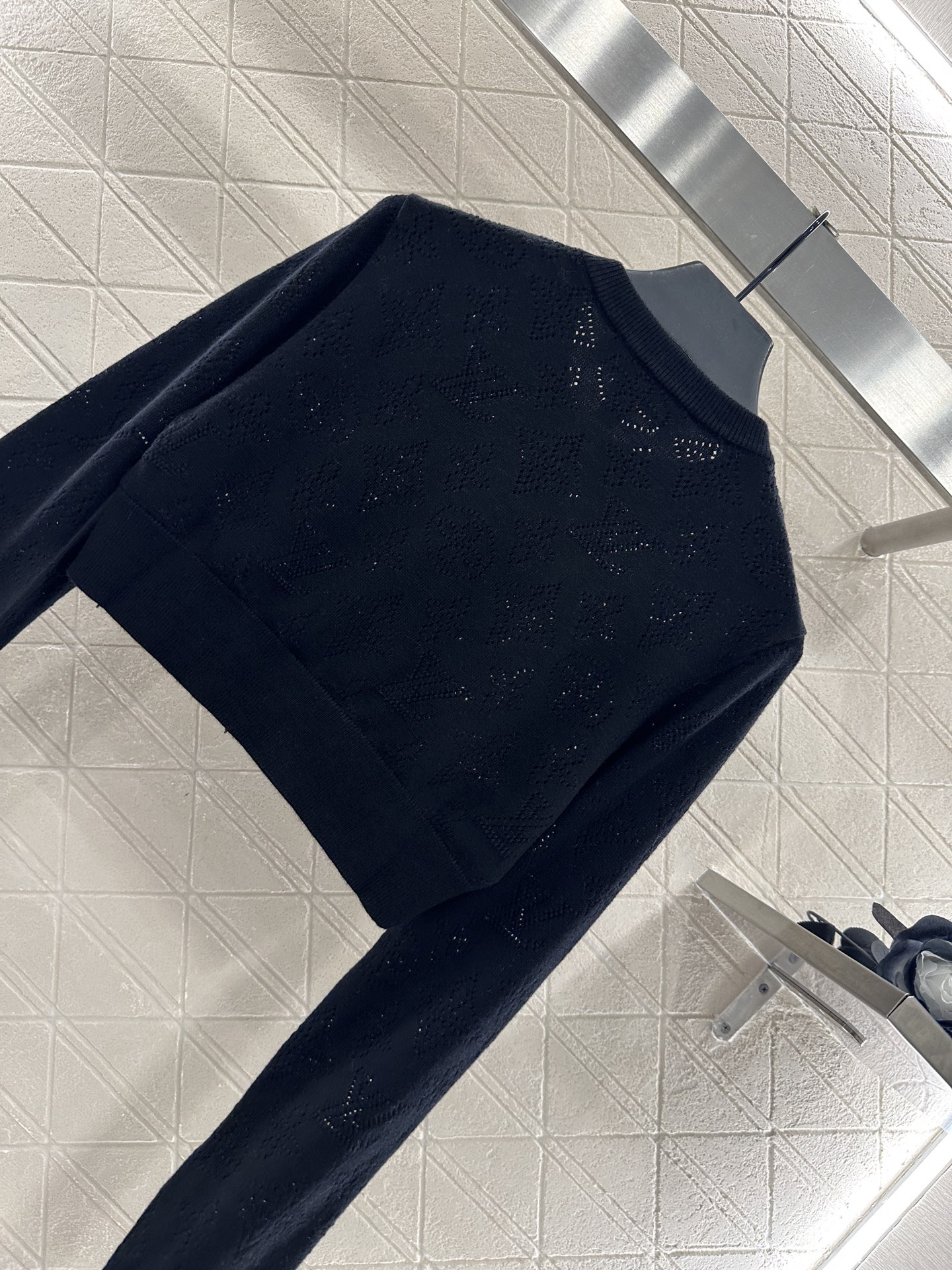 ♥Louis vuitto*♥2025新品上架 镂空针织短款开衫定制YB羊毛纱线织造 质感高级 舒适柔软