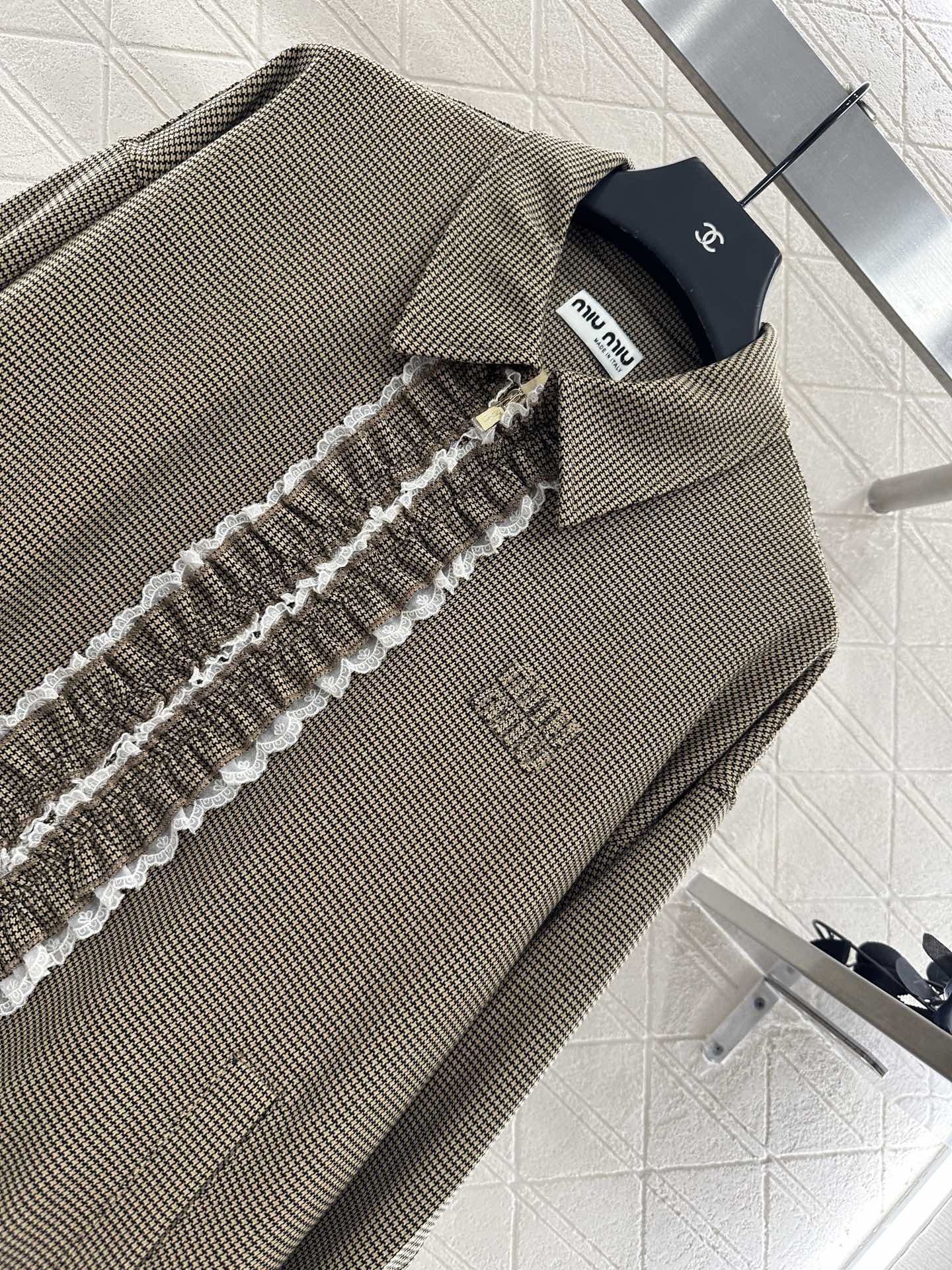 ♥Miumi*♥2025新品上架 撞色蕾丝花边外套短裙套装定制YB进口人棉材质 质感细腻 品相高级 翻领