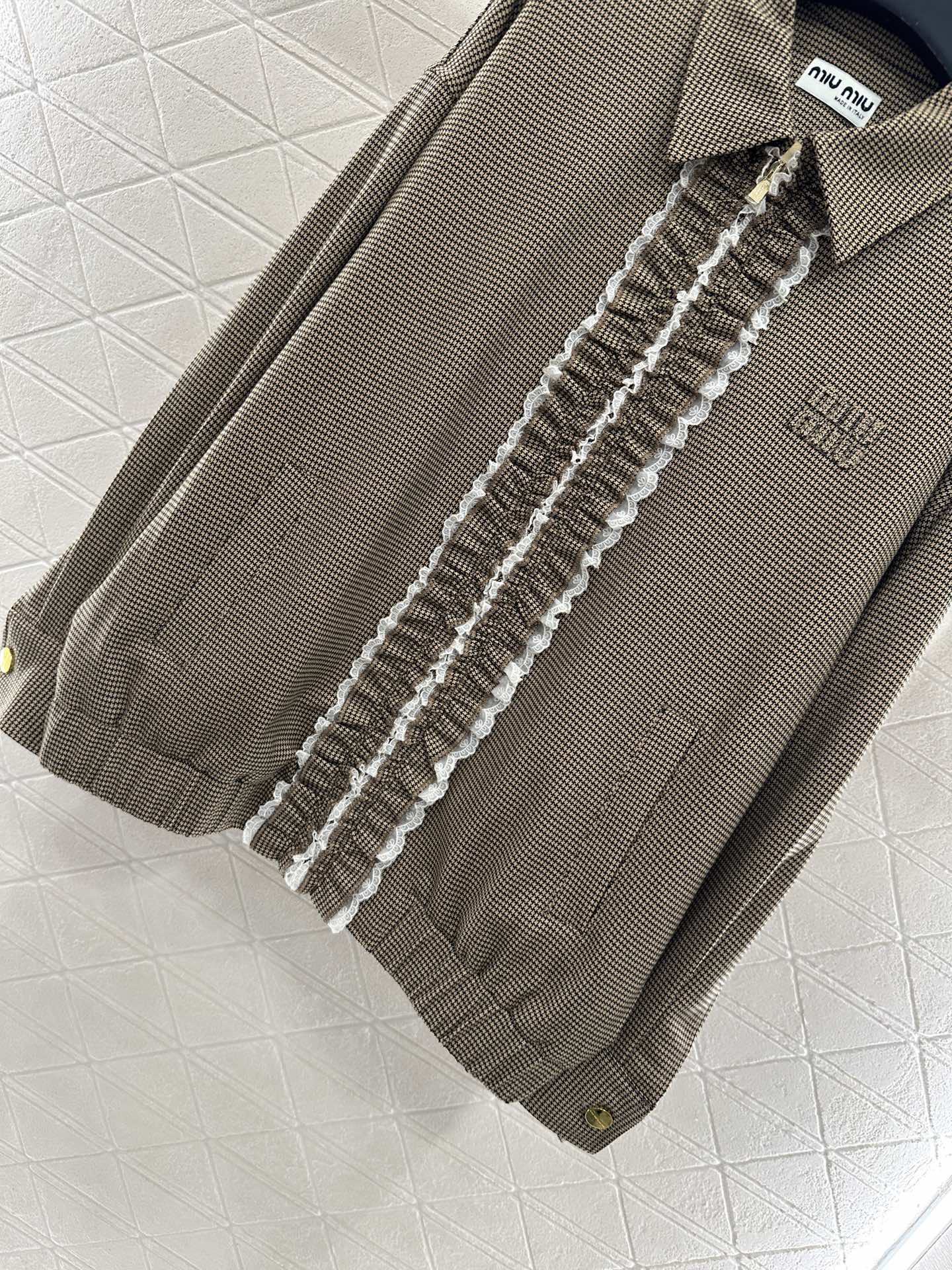 ♥Miumi*♥2025新品上架 撞色蕾丝花边外套短裙套装定制YB进口人棉材质 质感细腻 品相高级 翻领