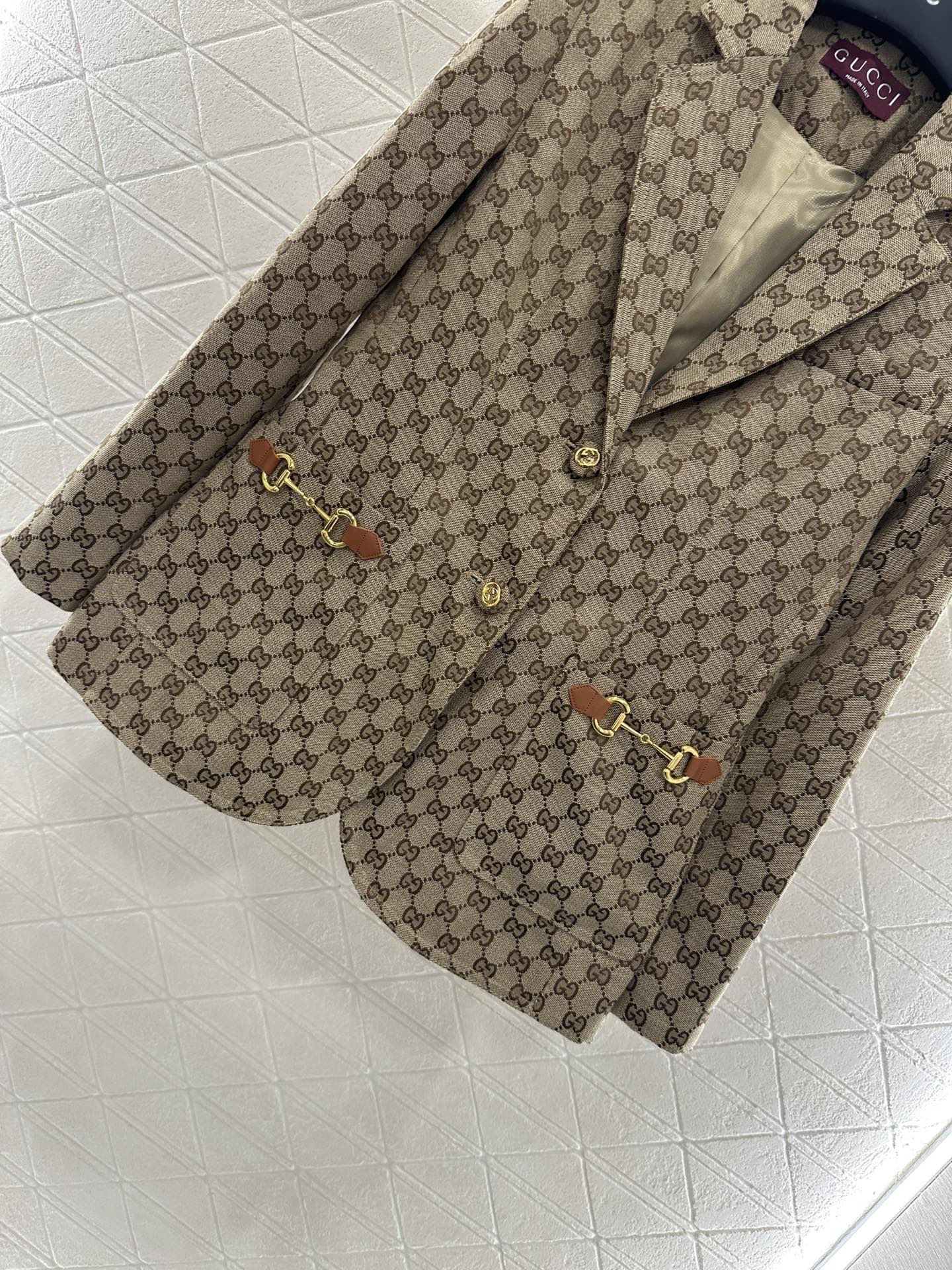 ♥Gucc*♥2025新品上架 翻领提花西装外套定制YB进口提花材质 质感高级 挺括有型 翻领正肩西装外