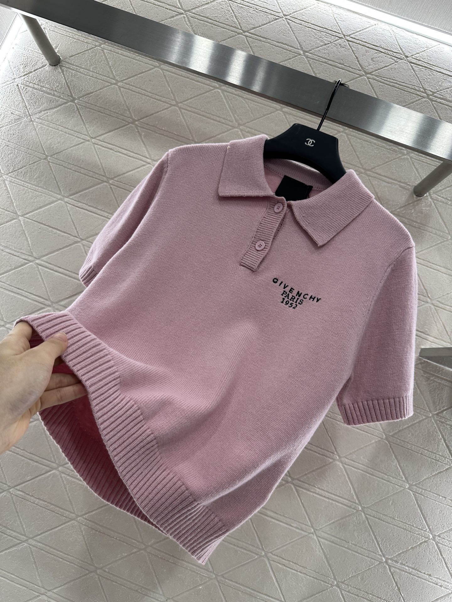 ♥Givench*♥2025新品上架 半开襟翻领针织上衣定制YB羊绒纱线织造 质感高级 舒适柔软 翻领正