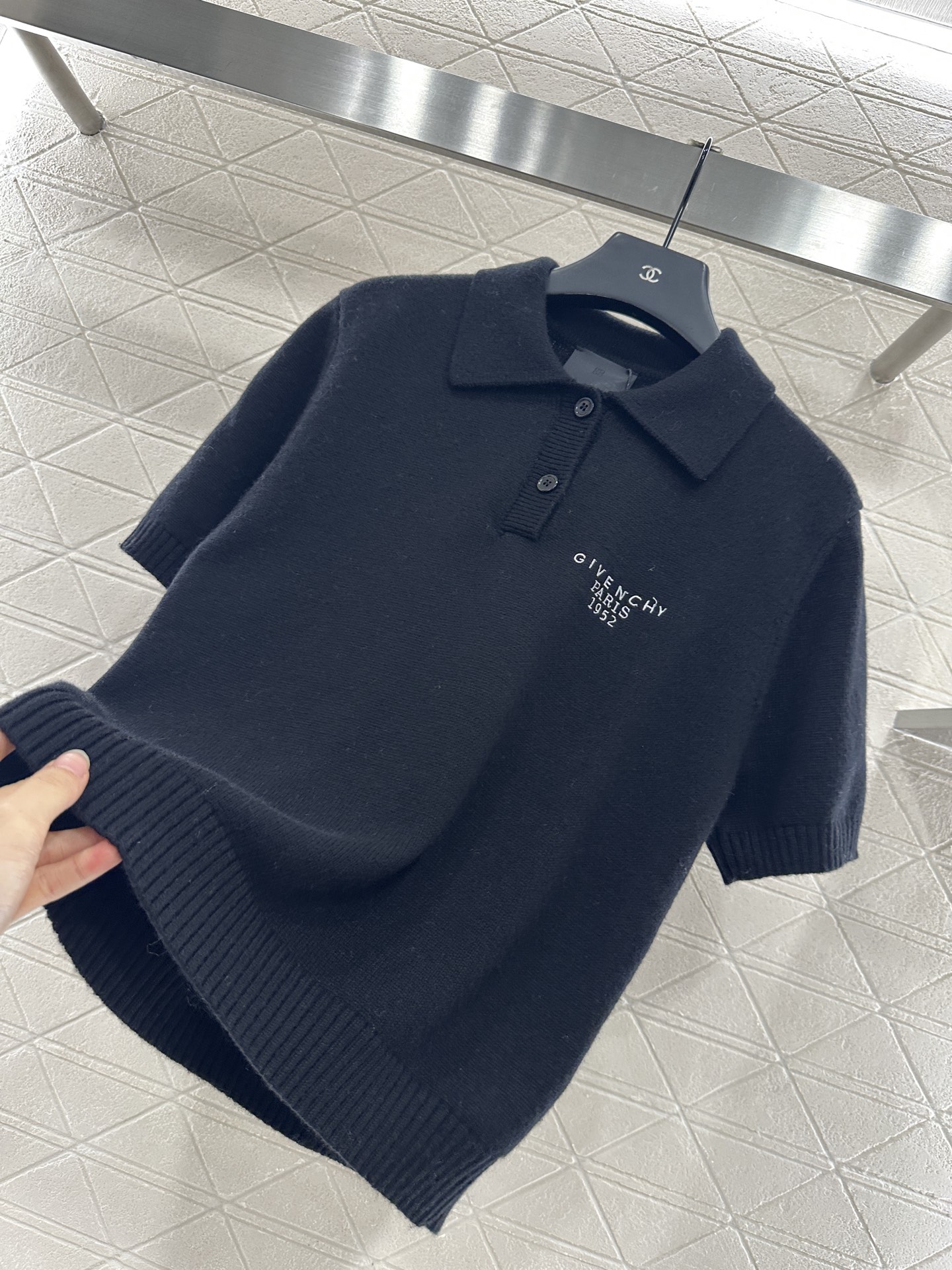 ♥Givench*♥2025新品上架 半开襟翻领针织上衣定制YB羊绒纱线织造 质感高级 舒适柔软 翻领正