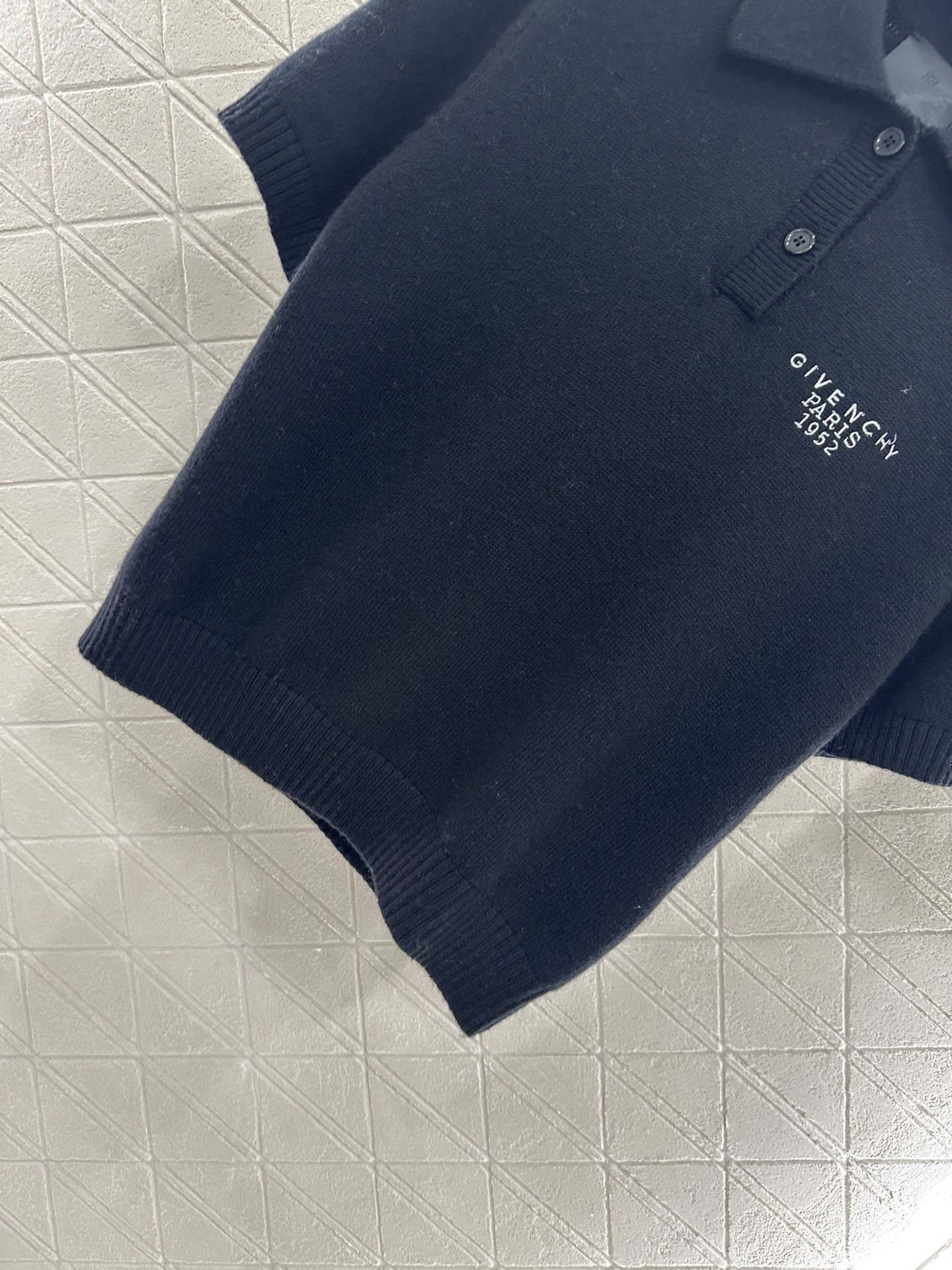 ♥Givench*♥2025新品上架 半开襟翻领针织上衣定制YB羊绒纱线织造 质感高级 舒适柔软 翻领正