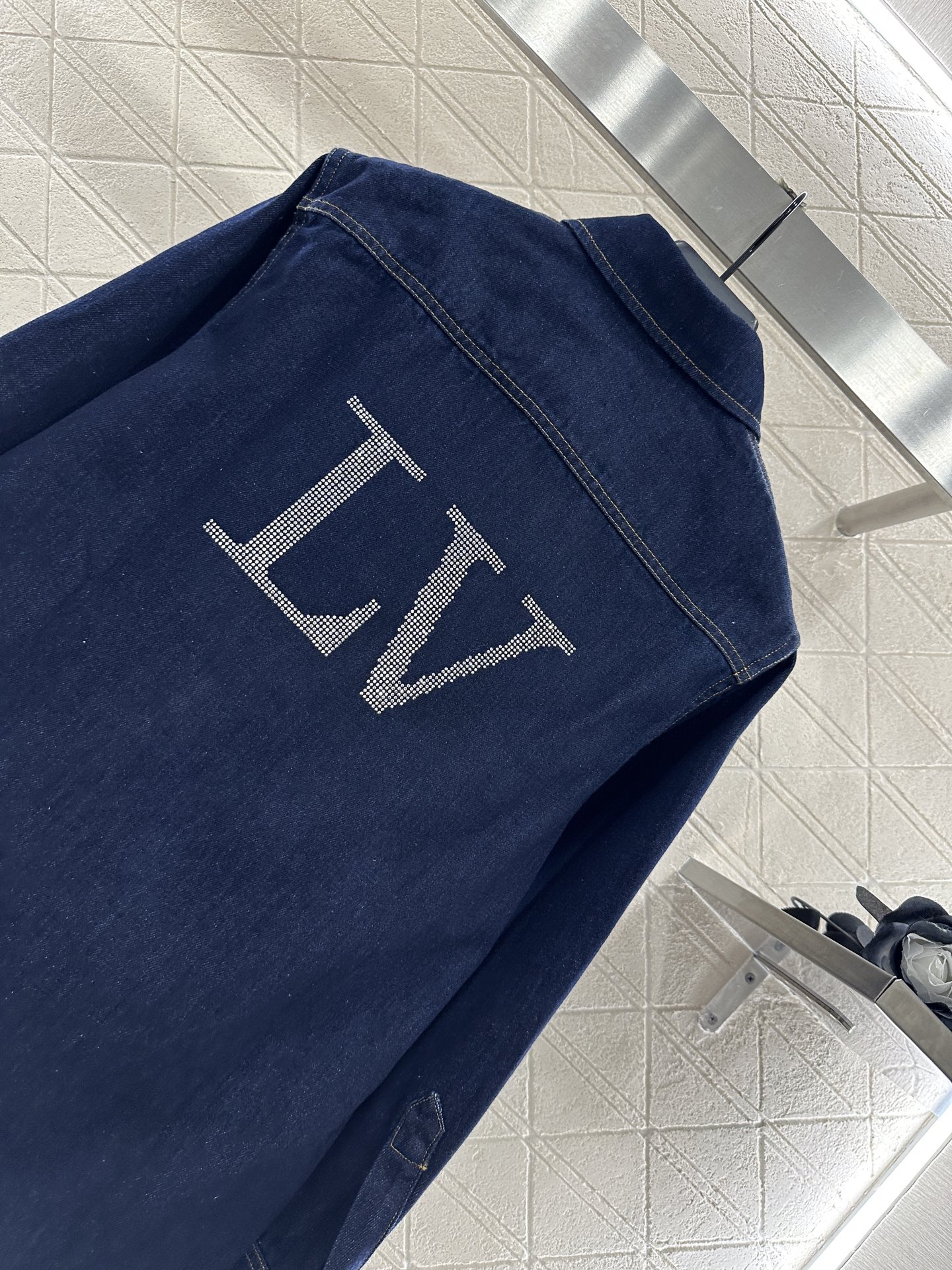 ♥louis Vuitto*♥2025新品上架 翻领烫钻牛仔衬衫长裤套装定制YB斜纹棉牛仔材质 多重水洗