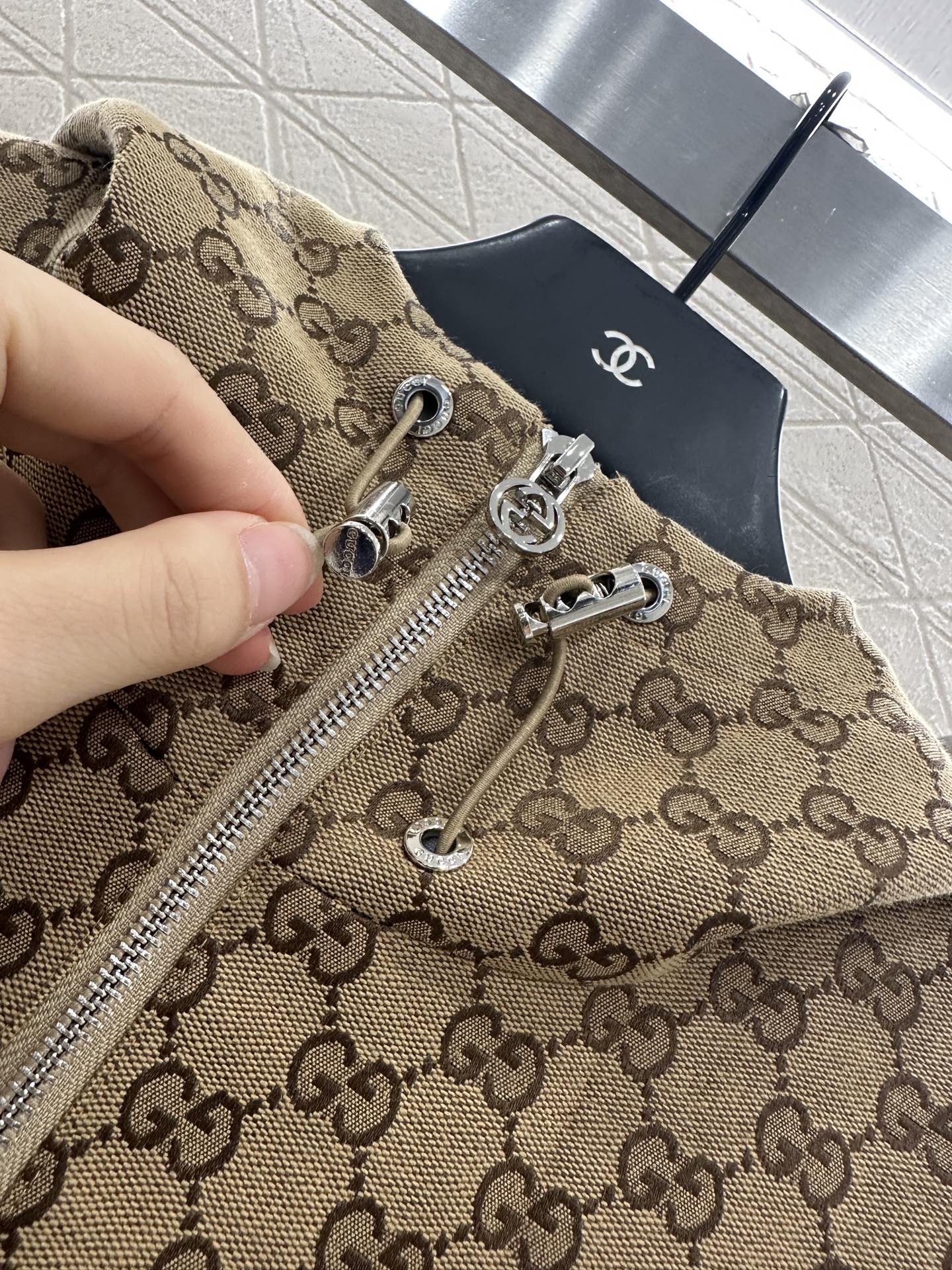 ♥Gucc*♥2025新品上架 翻领连帽抽绳提花外套定制YB进口提花材质 挺括有型 质感高级 风衣夹克外