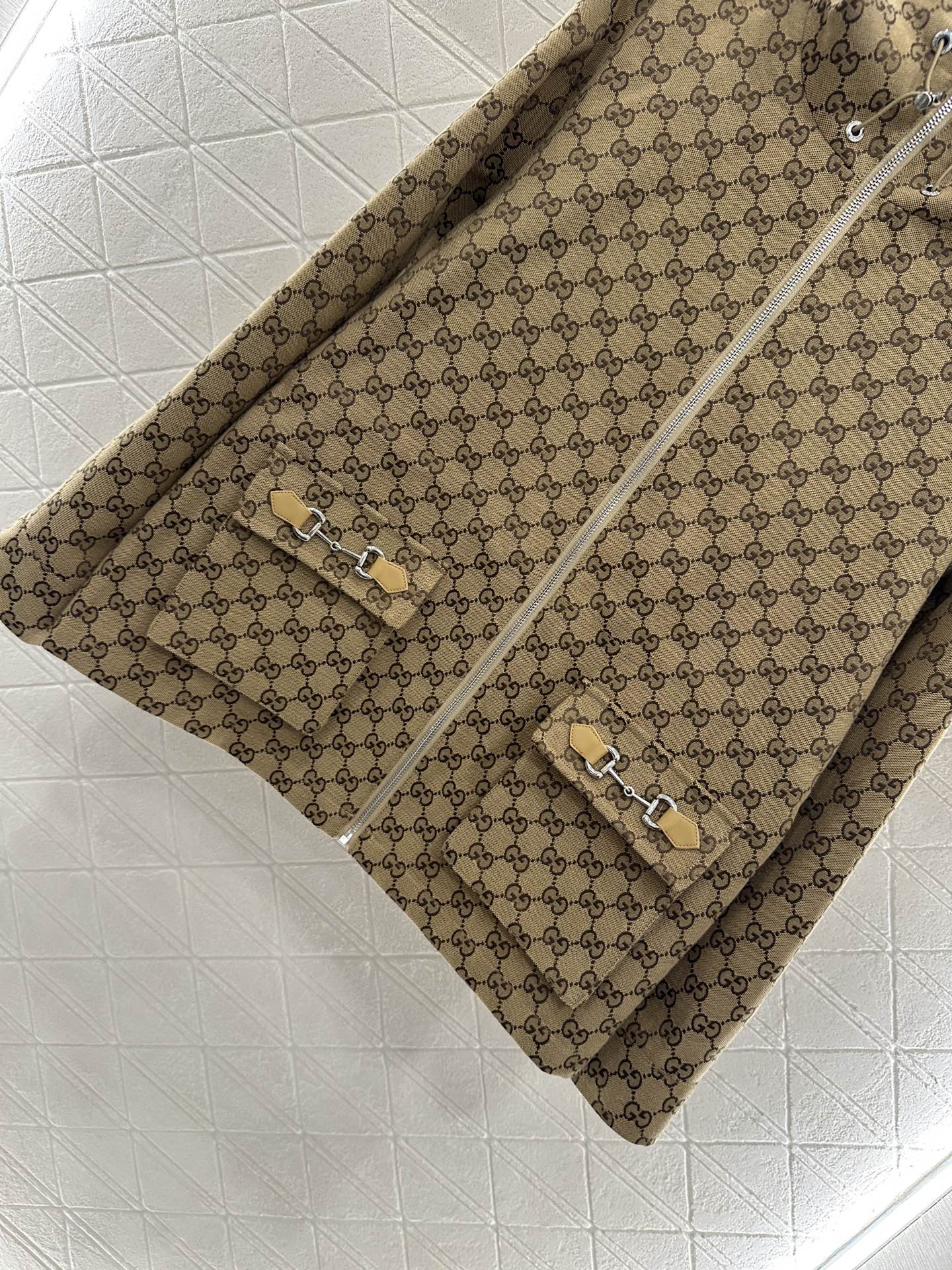 ♥Gucc*♥2025新品上架 翻领连帽抽绳提花外套定制YB进口提花材质 挺括有型 质感高级 风衣夹克外