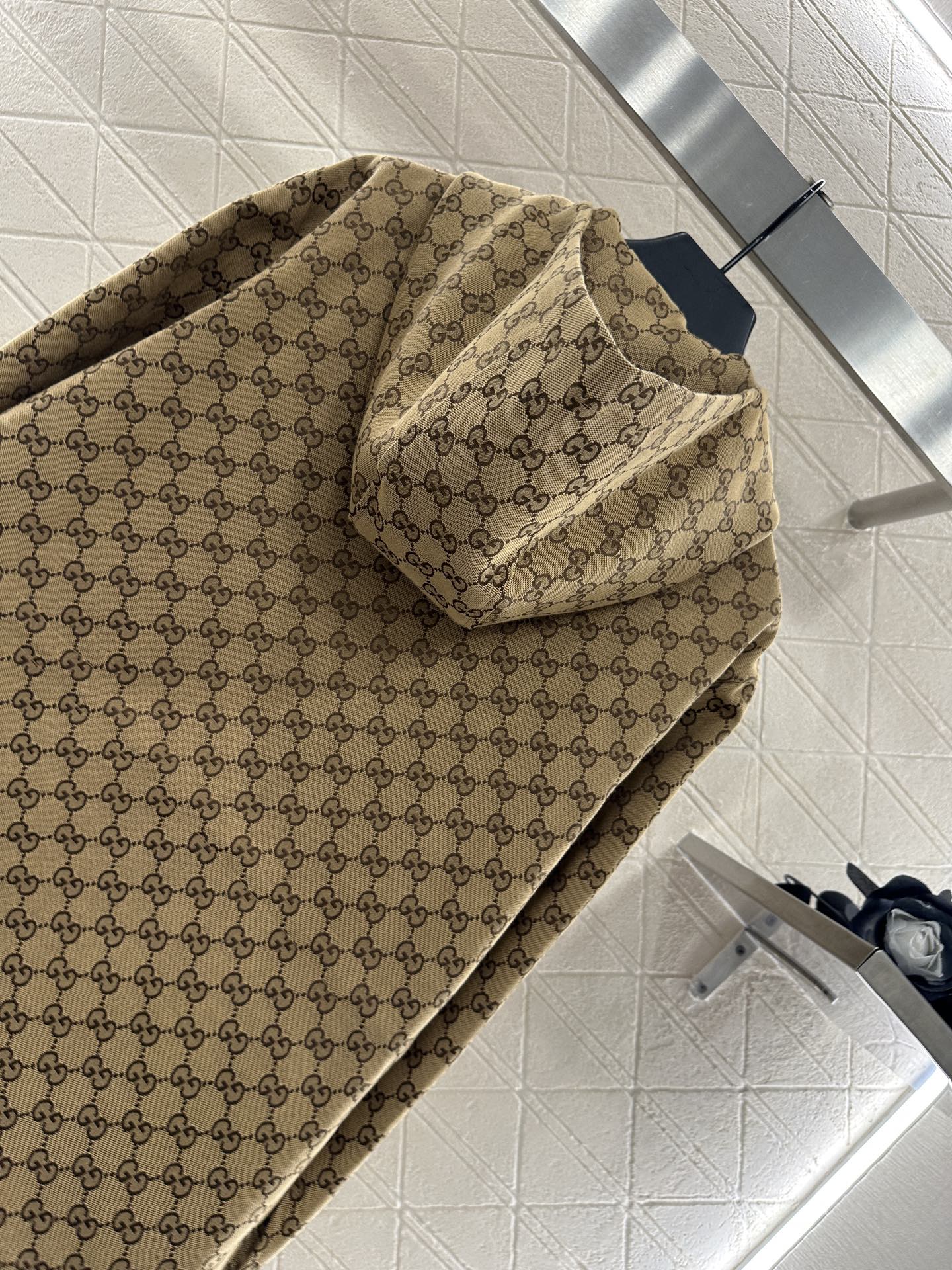 ♥Gucc*♥2025新品上架 翻领连帽抽绳提花外套定制YB进口提花材质 挺括有型 质感高级 风衣夹克外