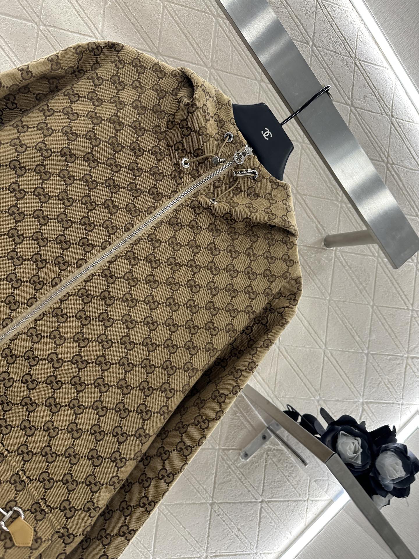 ♥Gucc*♥2025新品上架 翻领连帽抽绳提花外套定制YB进口提花材质 挺括有型 质感高级 风衣夹克外