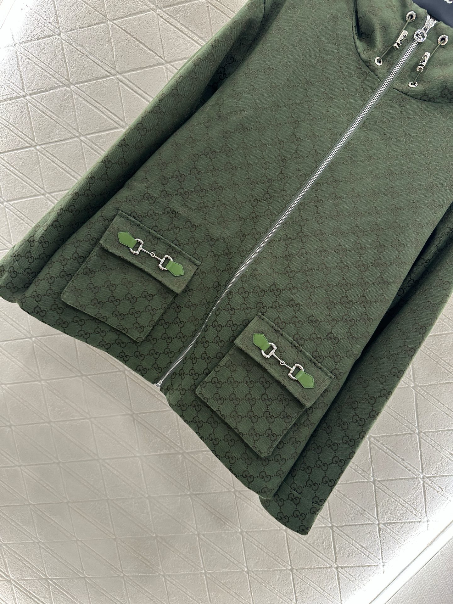 ♥Gucc*♥2025新品上架 翻领连帽抽绳提花外套定制YB进口提花材质 挺括有型 质感高级 风衣夹克外