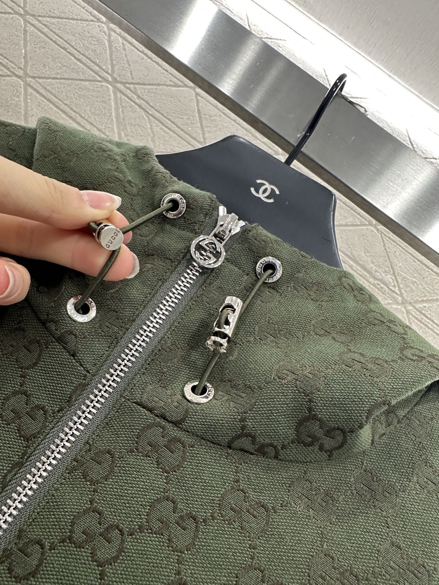 ♥Gucc*♥2025新品上架 翻领连帽抽绳提花外套定制YB进口提花材质 挺括有型 质感高级 风衣夹克外