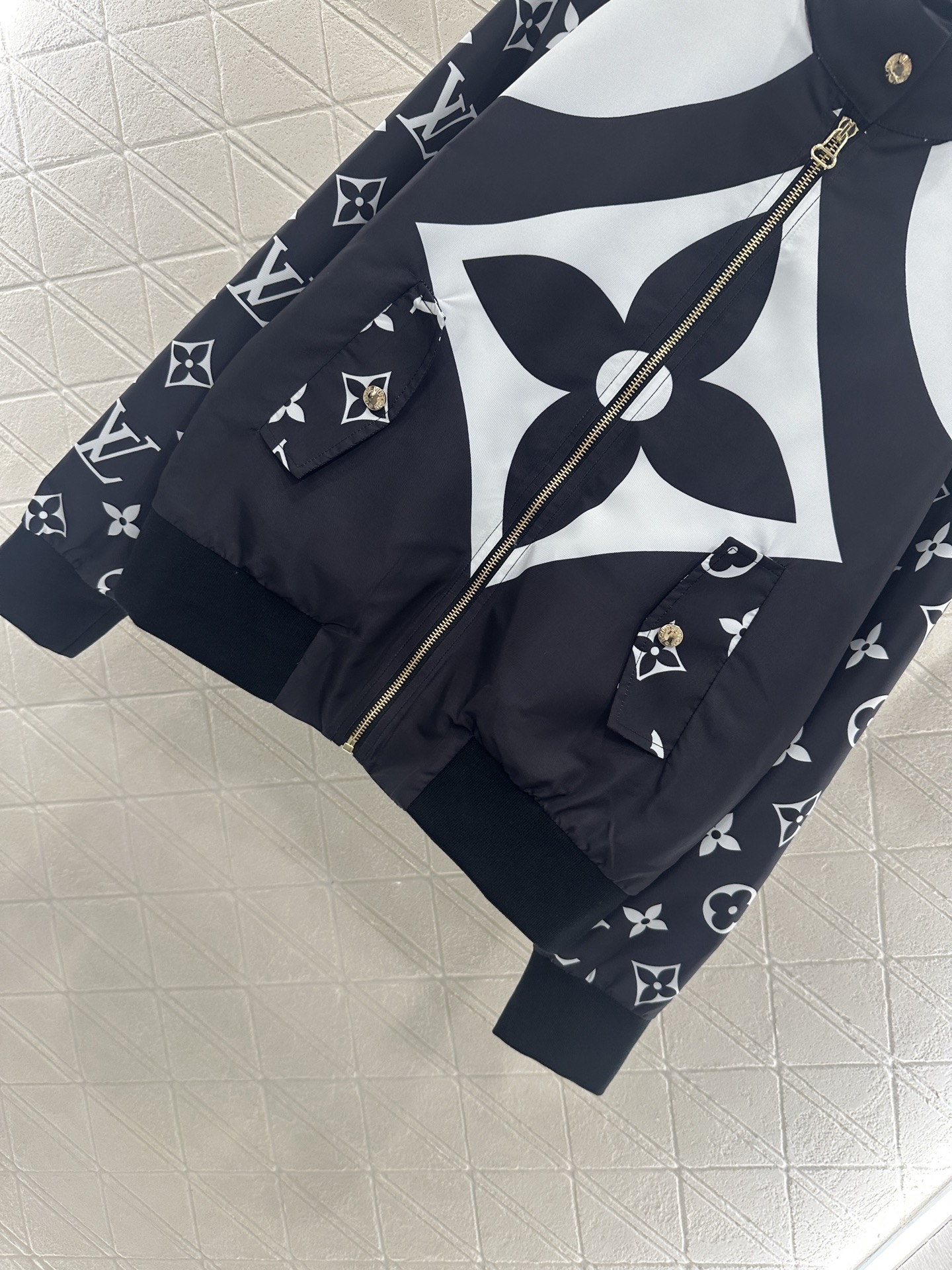 ♥Louis Vuitto*♥2025新品上架 拉链外套长裤套装定制YB进口尼龙材质 质感光泽 挺括有型