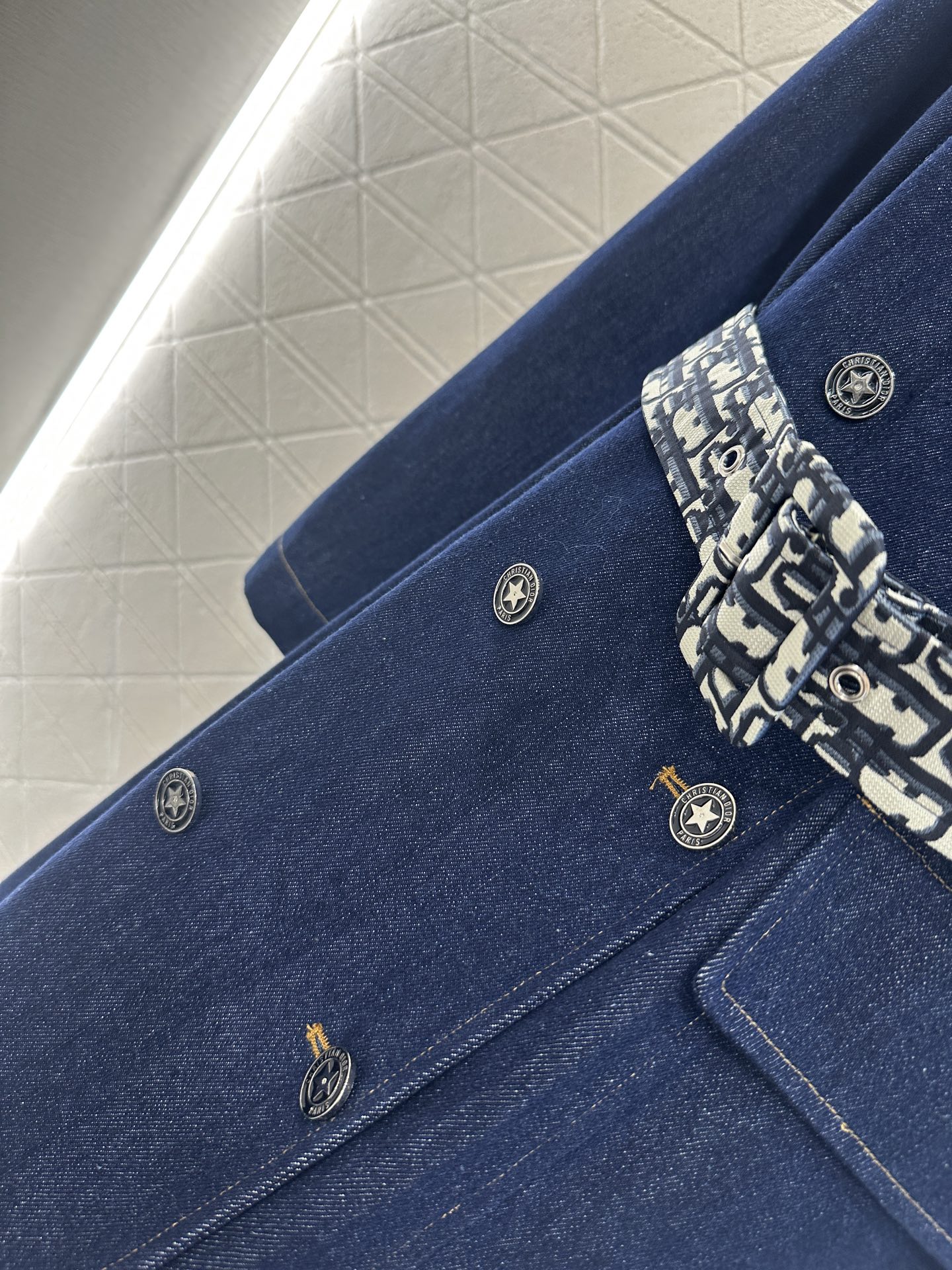 ♥Dio*♥2025新品上架 腰带牛仔风衣外套定制YB斜纹棉牛仔材质 水洗工艺处理 呈现复古蓝色 翻领中