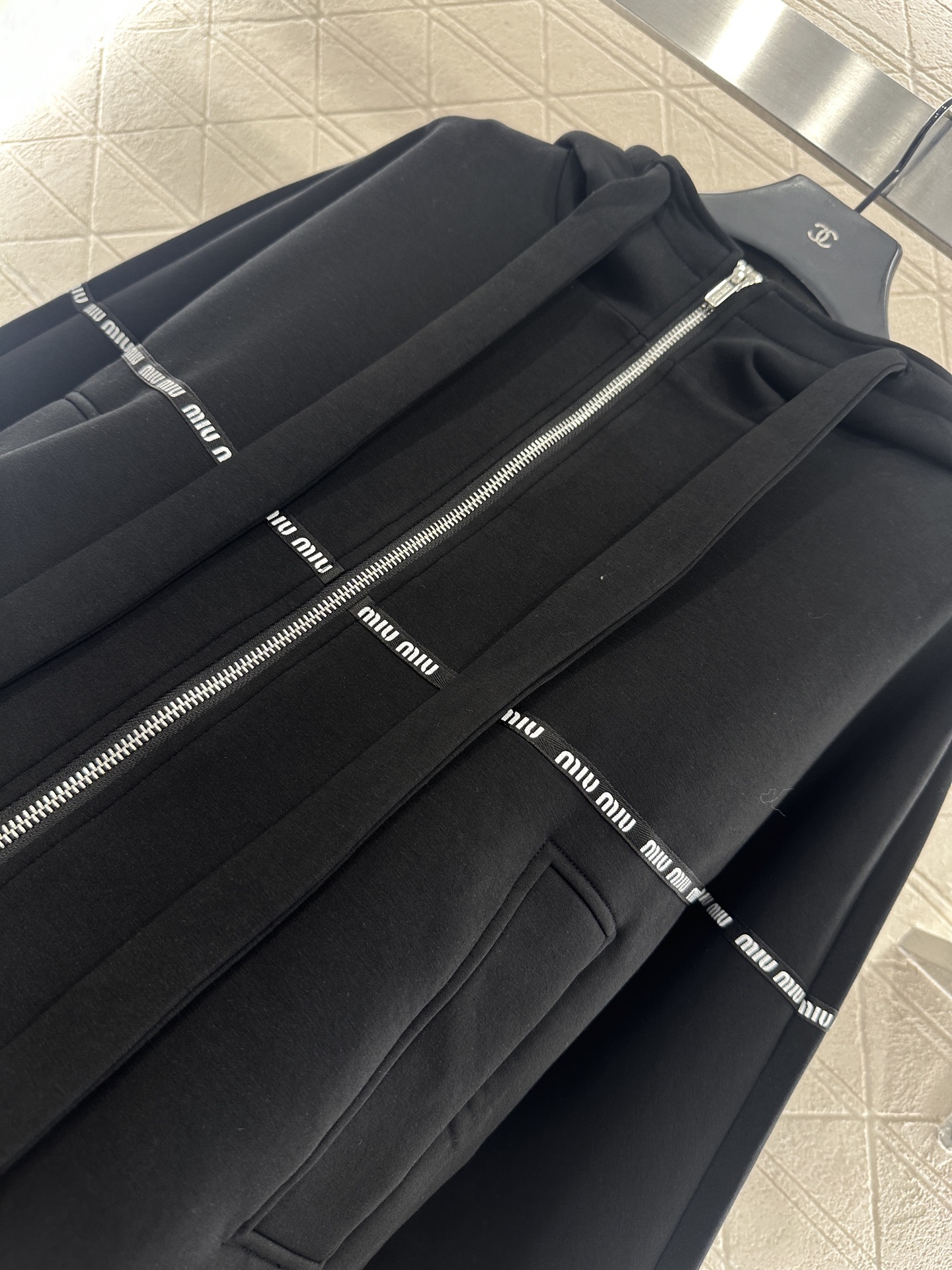 ♥Miumi*♥2025新品上架 廓形织带连帽外套定制YB进口空气棉材质 舒适透气 挺括有型 连帽拉链外