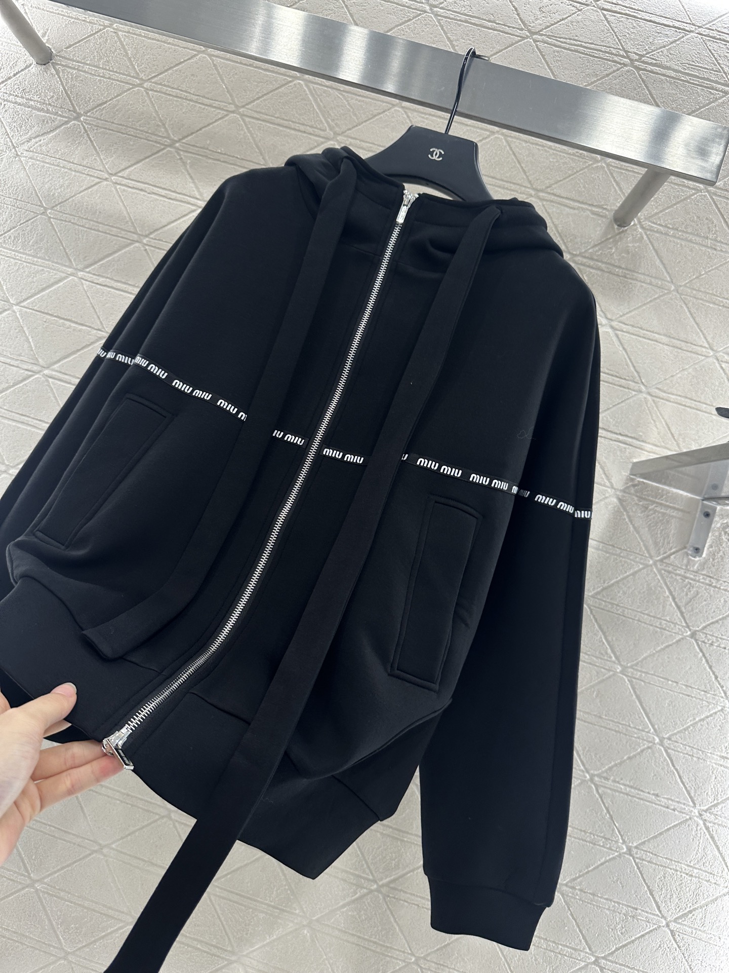 ♥Miumi*♥2025新品上架 廓形织带连帽外套定制YB进口空气棉材质 舒适透气 挺括有型 连帽拉链外