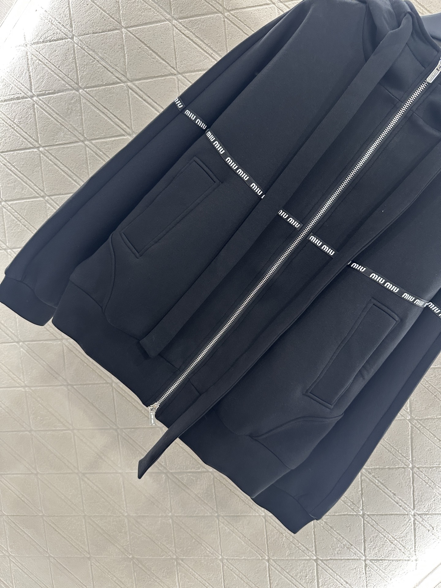 ♥Miumi*♥2025新品上架 廓形织带连帽外套定制YB进口空气棉材质 舒适透气 挺括有型 连帽拉链外