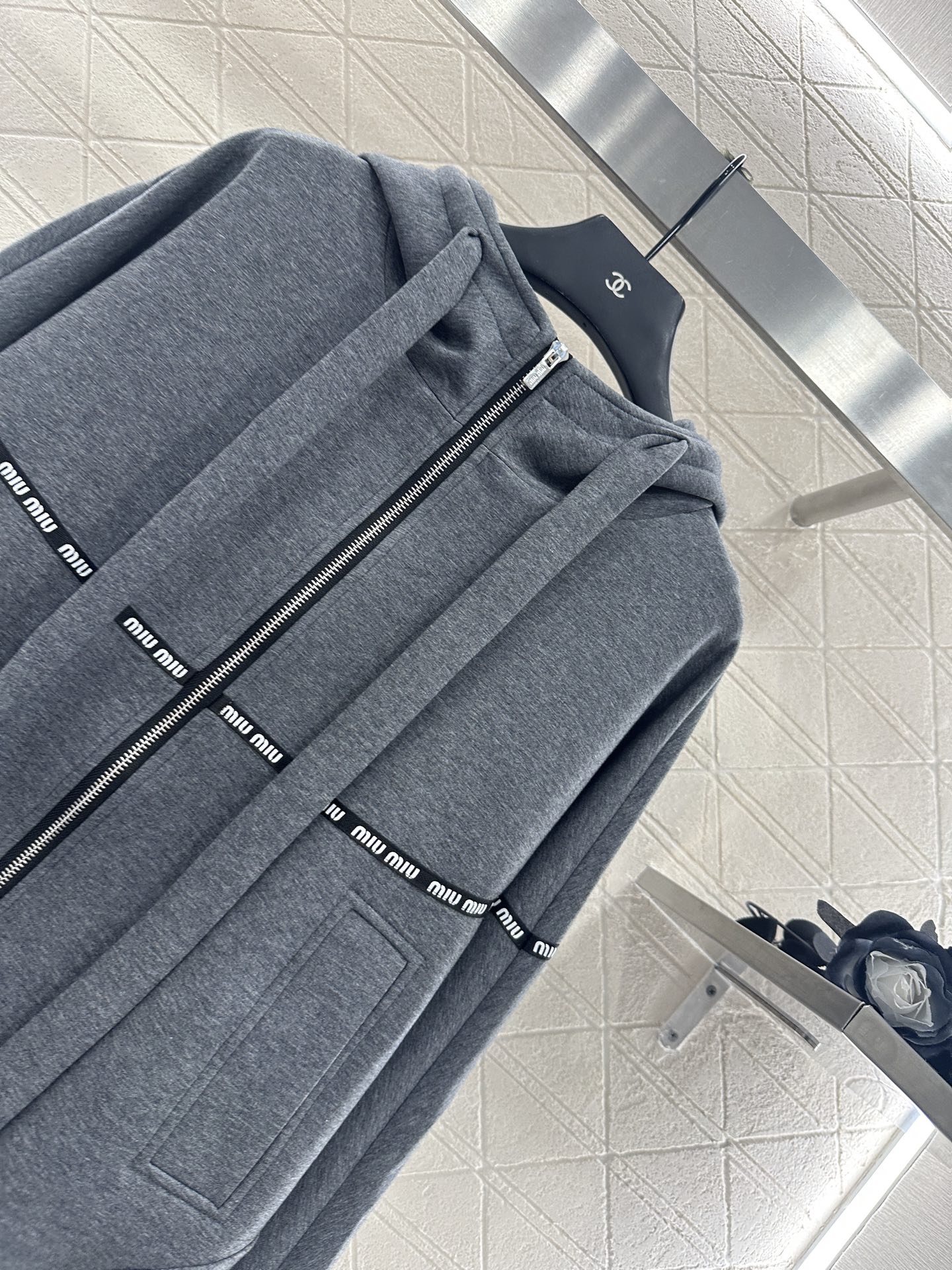 ♥Miumi*♥2025新品上架 廓形织带连帽外套定制YB进口空气棉材质 舒适透气 挺括有型 连帽拉链外