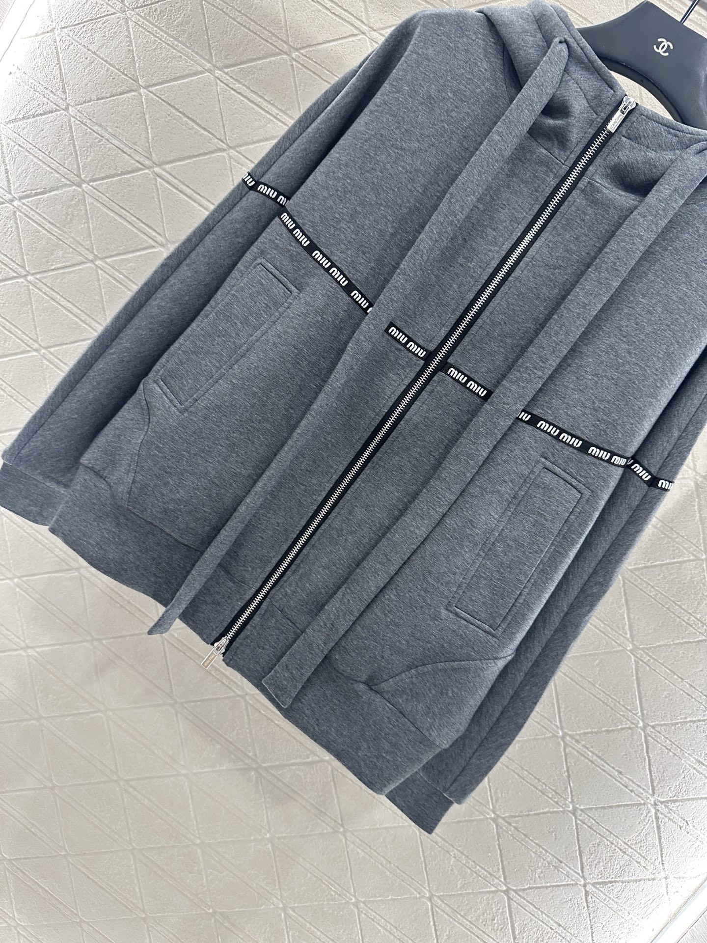 ♥Miumi*♥2025新品上架 廓形织带连帽外套定制YB进口空气棉材质 舒适透气 挺括有型 连帽拉链外