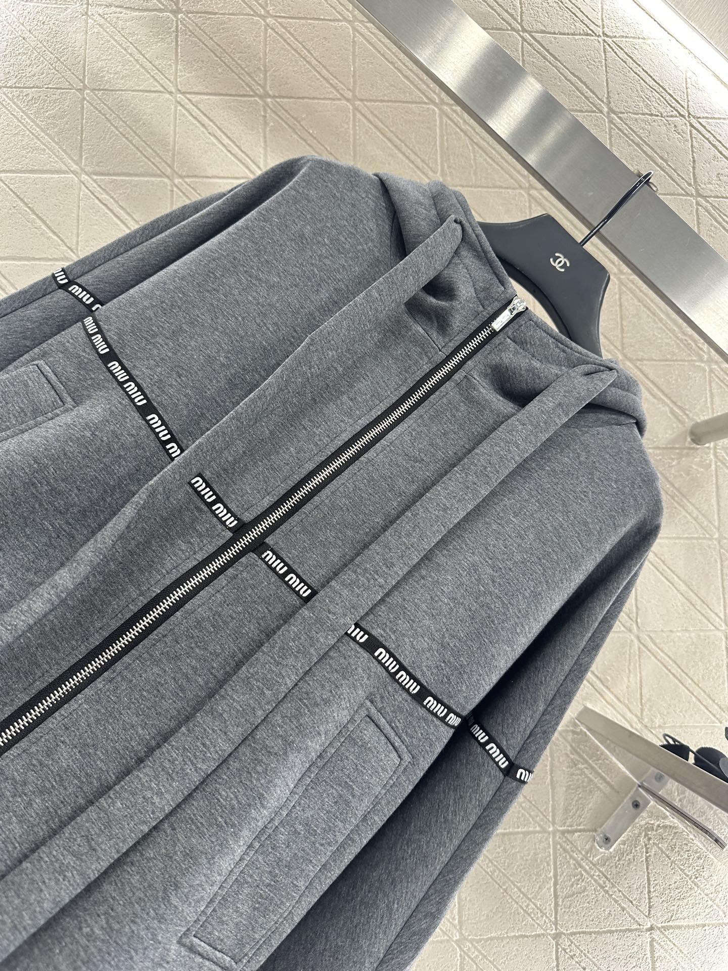 ♥Miumi*♥2025新品上架 廓形织带连帽外套定制YB进口空气棉材质 舒适透气 挺括有型 连帽拉链外