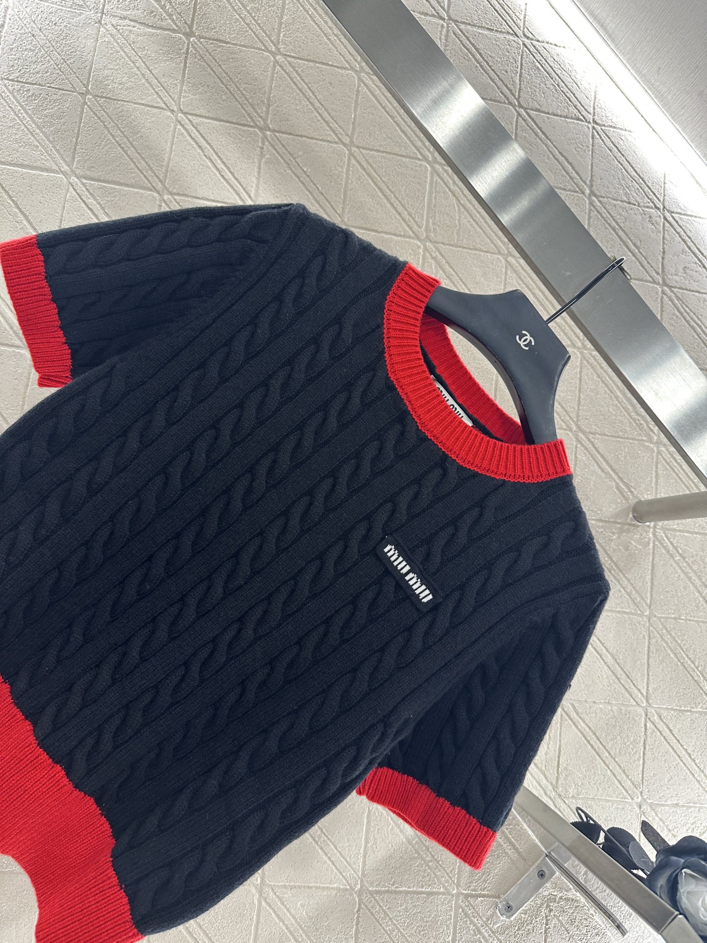 ♥Miumi*♥2025新品上架 撞色麻花字母针织短袖定制YB羊毛纱线织造 质感高级 舒适柔软 圆领针织