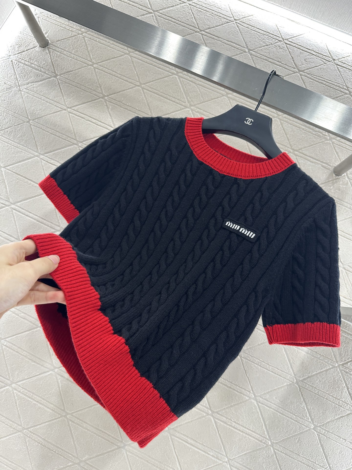 ♥Miumi*♥2025新品上架 撞色麻花字母针织短袖定制YB羊毛纱线织造 质感高级 舒适柔软 圆领针织