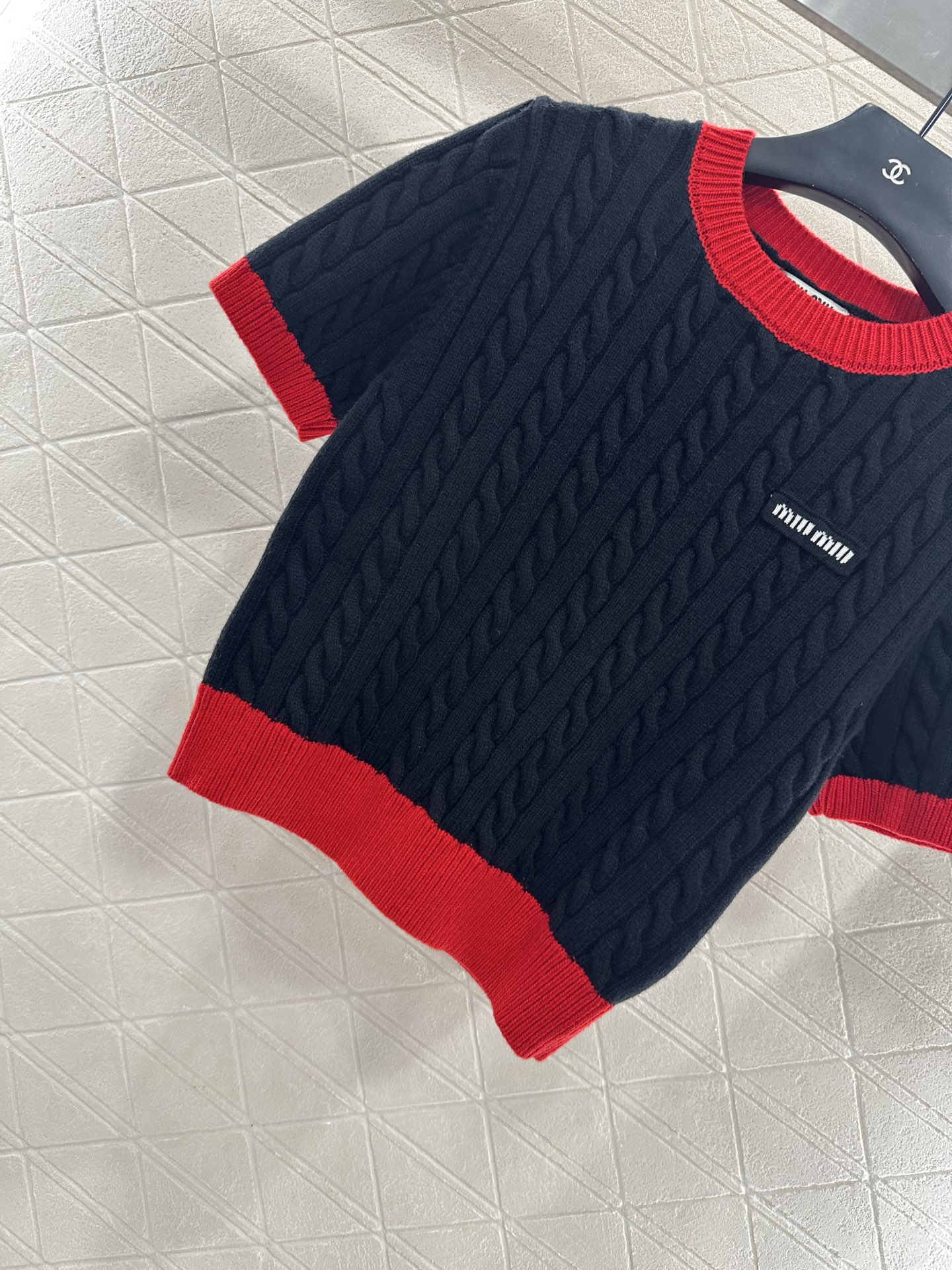 ♥Miumi*♥2025新品上架 撞色麻花字母针织短袖定制YB羊毛纱线织造 质感高级 舒适柔软 圆领针织