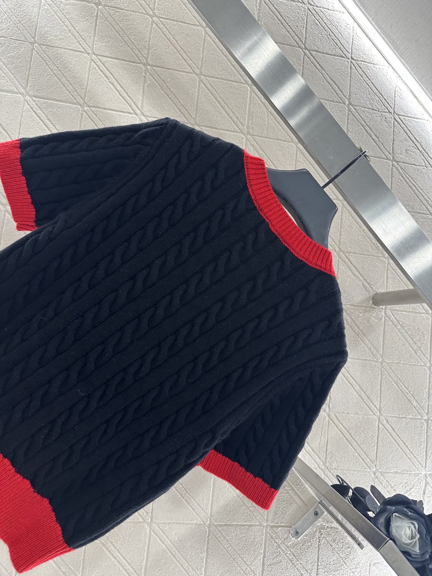 ♥Miumi*♥2025新品上架 撞色麻花字母针织短袖定制YB羊毛纱线织造 质感高级 舒适柔软 圆领针织