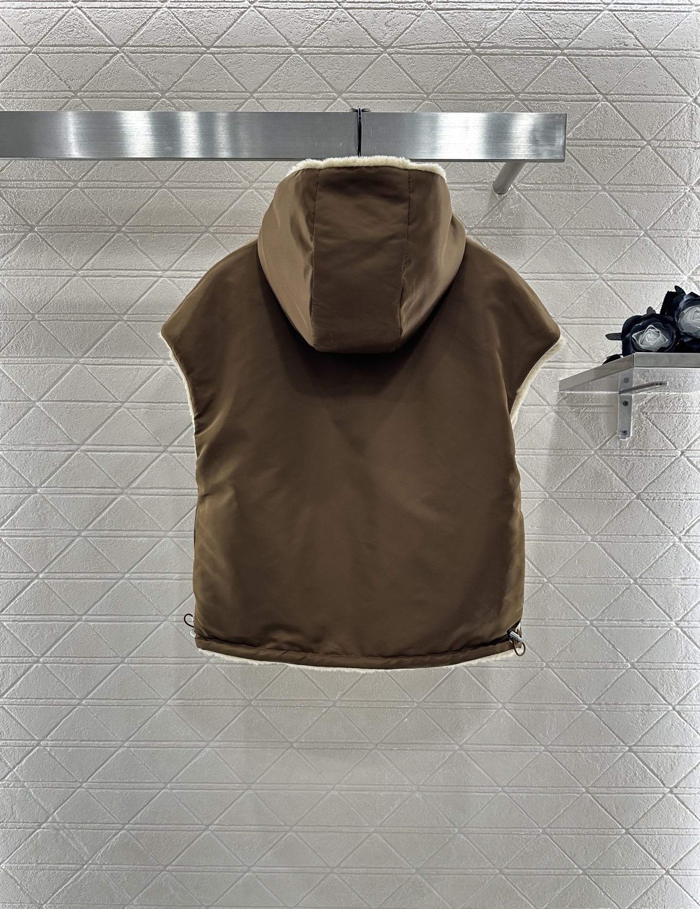 ♥Prad*♥2025新品上架 两面穿皮草毛马甲定制YB进口羊毛材质 毛量充足 防风御寒 轻便穿脱 连帽