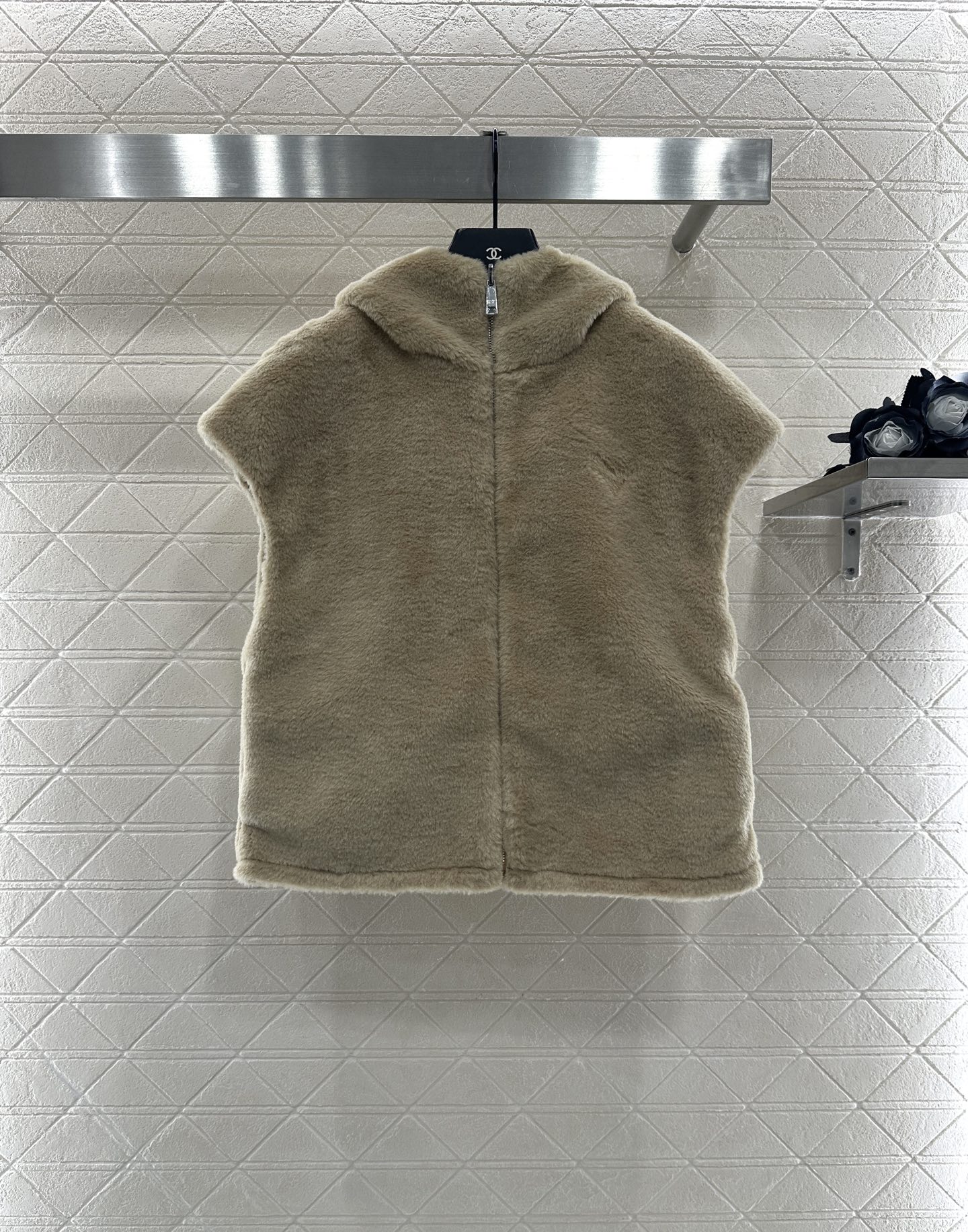 ♥Prad*♥2025新品上架 两面穿皮草毛马甲定制YB进口羊毛材质 毛量充足 防风御寒 轻便穿脱 连帽