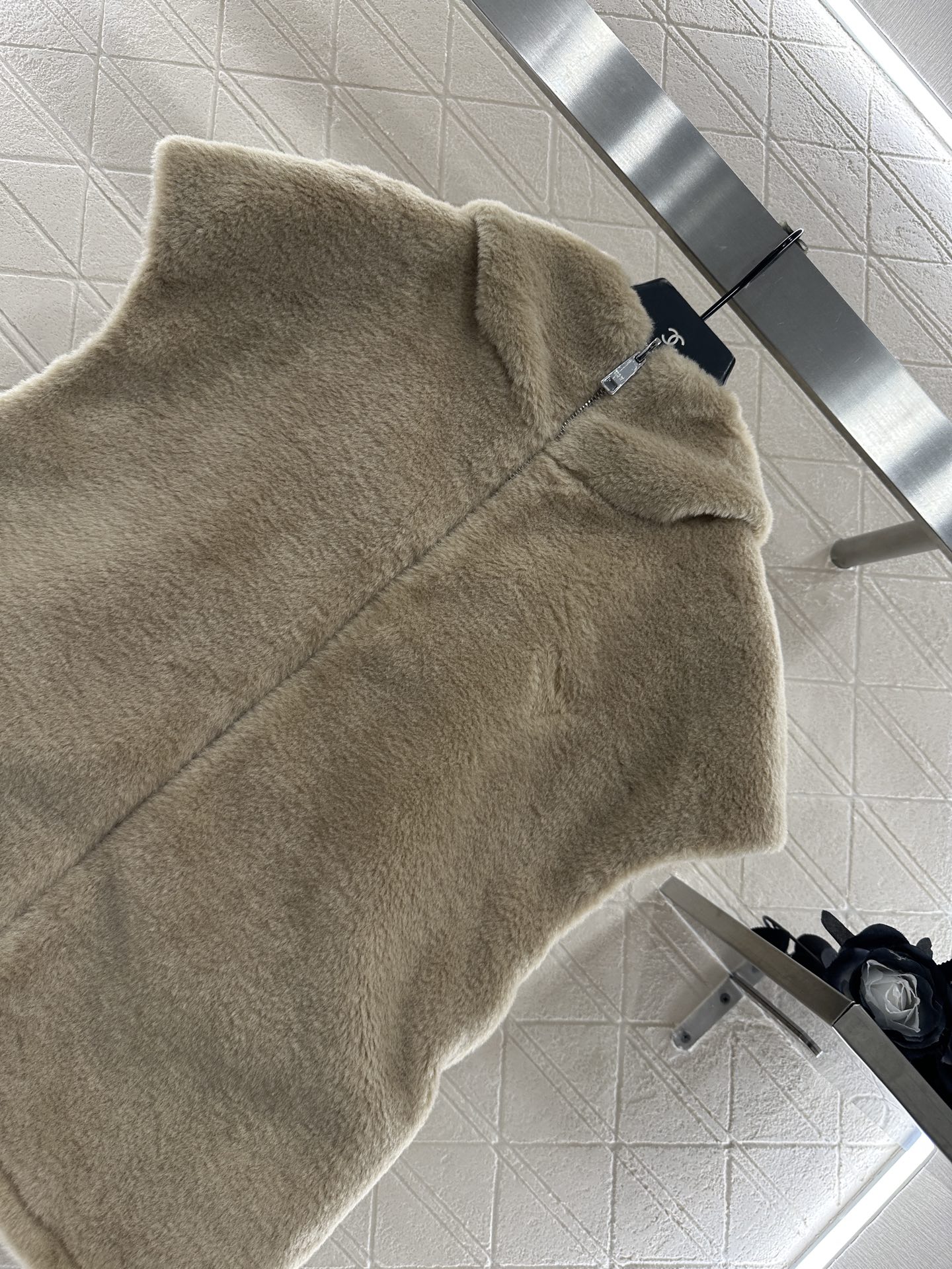 ♥Prad*♥2025新品上架 两面穿皮草毛马甲定制YB进口羊毛材质 毛量充足 防风御寒 轻便穿脱 连帽