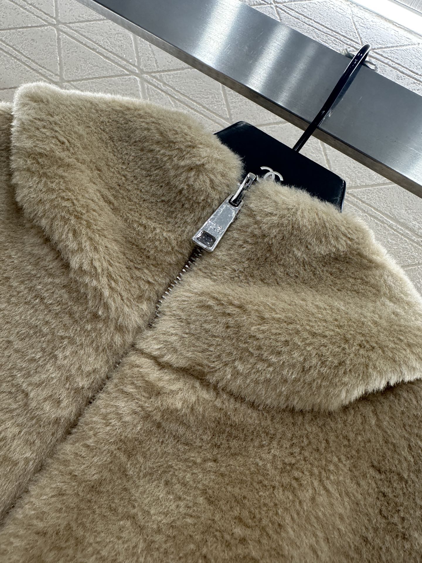 ♥Prad*♥2025新品上架 两面穿皮草毛马甲定制YB进口羊毛材质 毛量充足 防风御寒 轻便穿脱 连帽