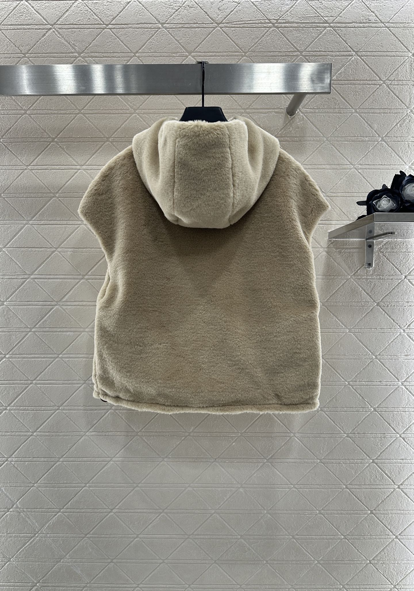 ♥Prad*♥2025新品上架 两面穿皮草毛马甲定制YB进口羊毛材质 毛量充足 防风御寒 轻便穿脱 连帽