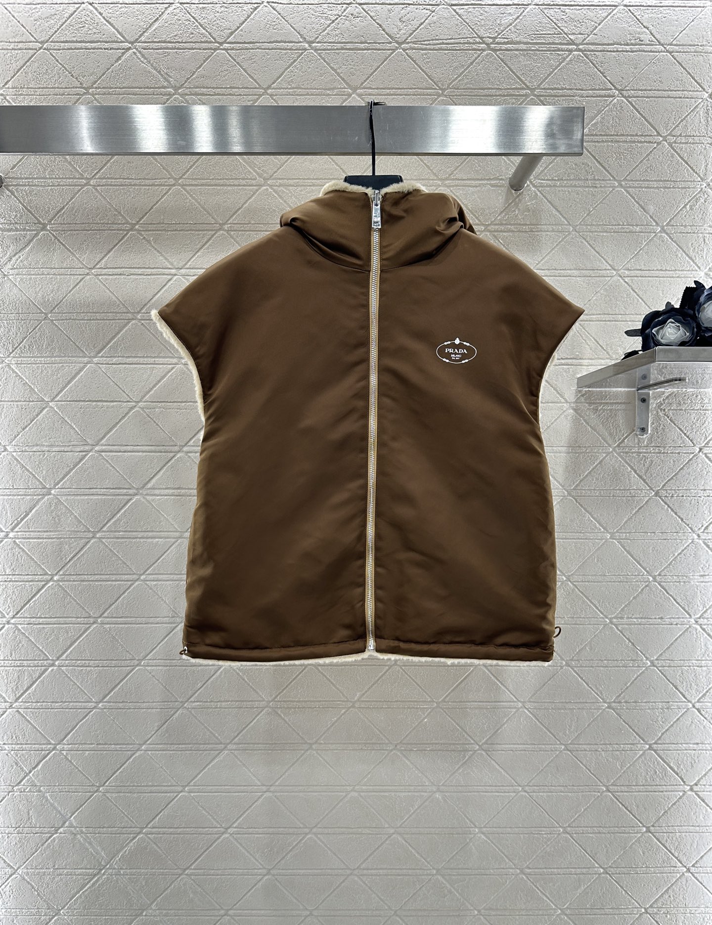 ♥Prad*♥2025新品上架 两面穿皮草毛马甲定制YB进口羊毛材质 毛量充足 防风御寒 轻便穿脱 连帽