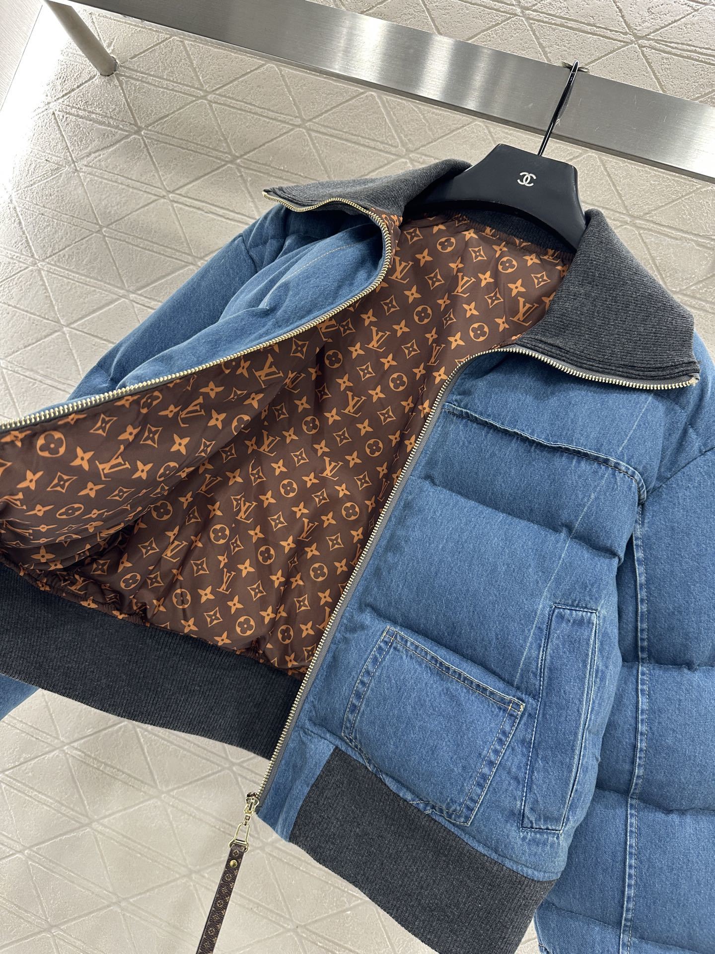 ♥Louis Vuitto*♥2025新品上架 牛仔翻领拉链夹克羽绒服定制YB斜纹棉牛仔材质 羽绒棉填充
