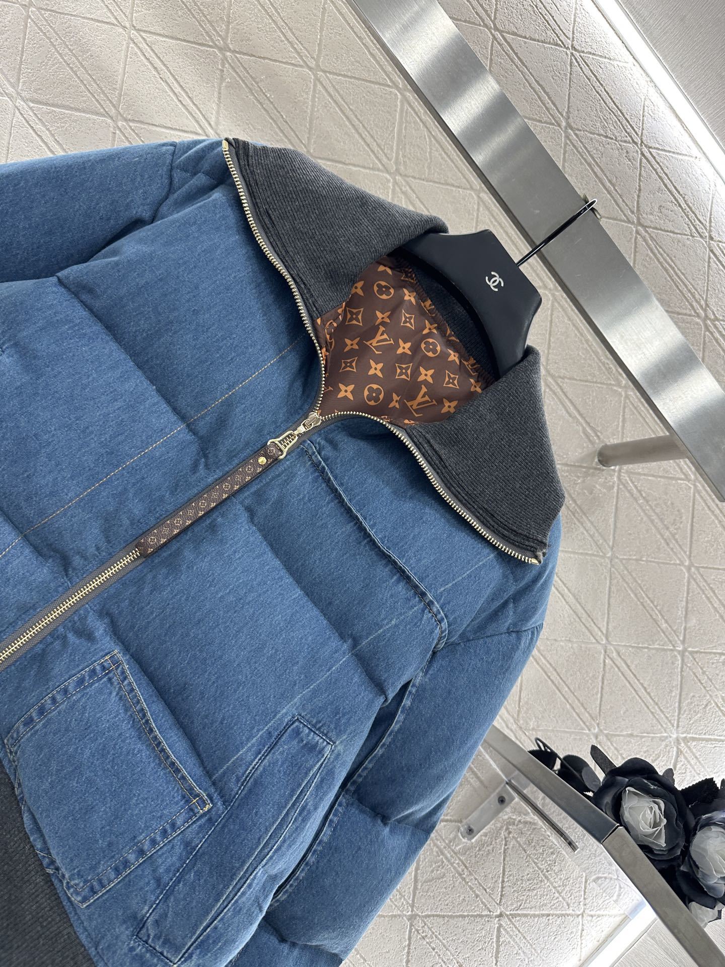 ♥Louis Vuitto*♥2025新品上架 牛仔翻领拉链夹克羽绒服定制YB斜纹棉牛仔材质 羽绒棉填充