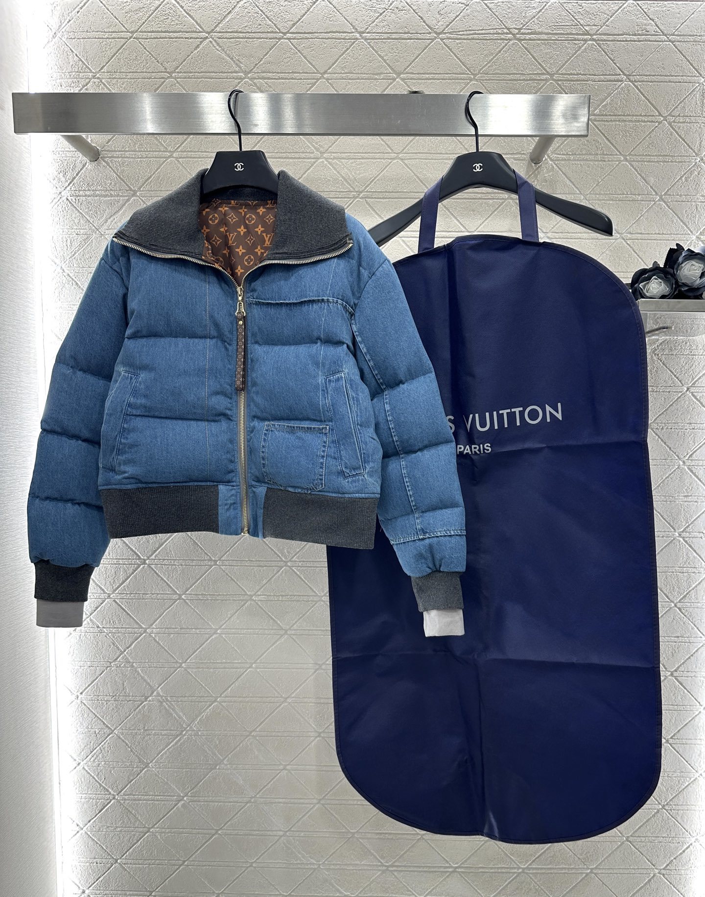 ♥Louis Vuitto*♥2025新品上架 牛仔翻领拉链夹克羽绒服定制YB斜纹棉牛仔材质 羽绒棉填充