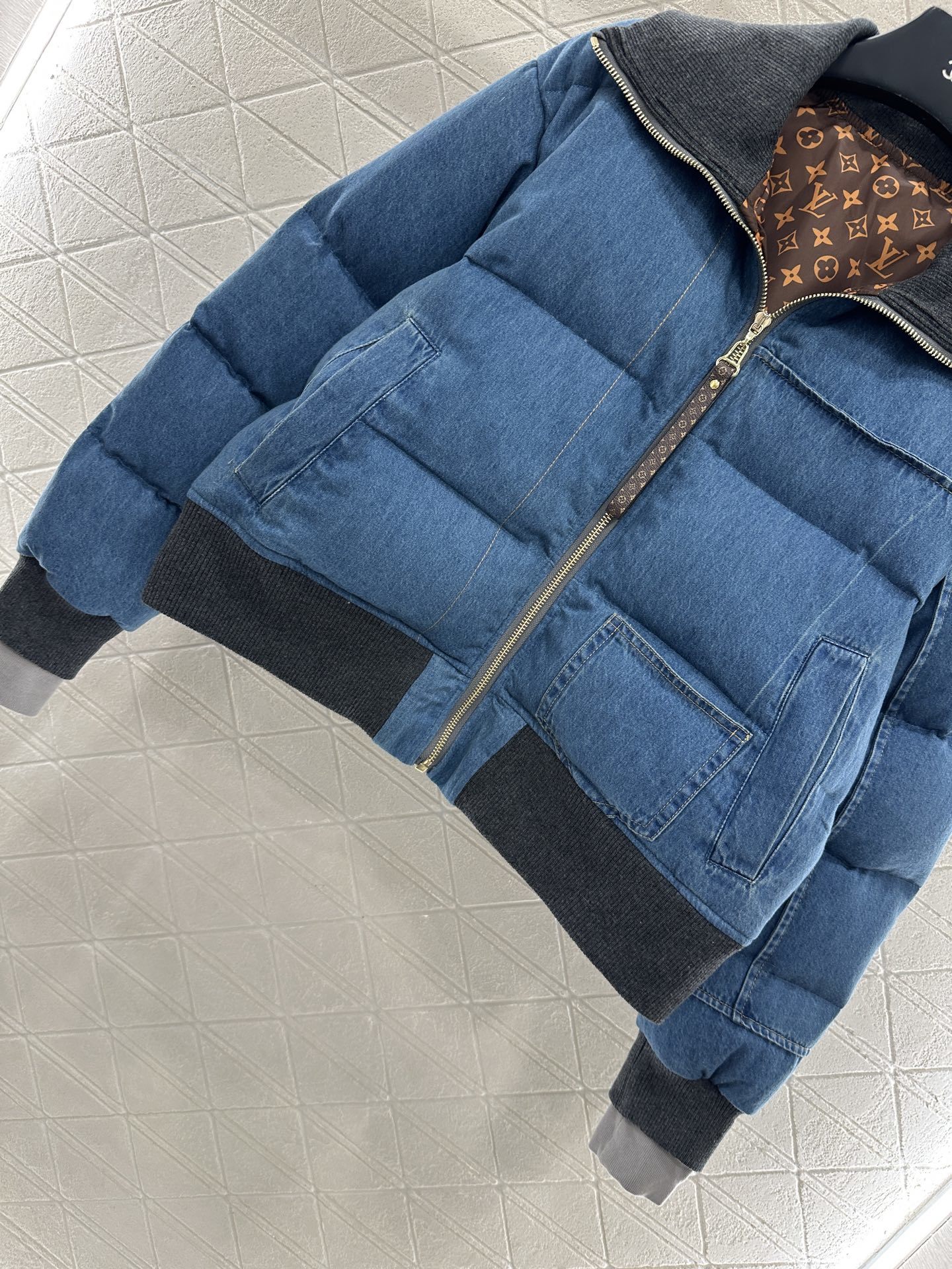 ♥Louis Vuitto*♥2025新品上架 牛仔翻领拉链夹克羽绒服定制YB斜纹棉牛仔材质 羽绒棉填充