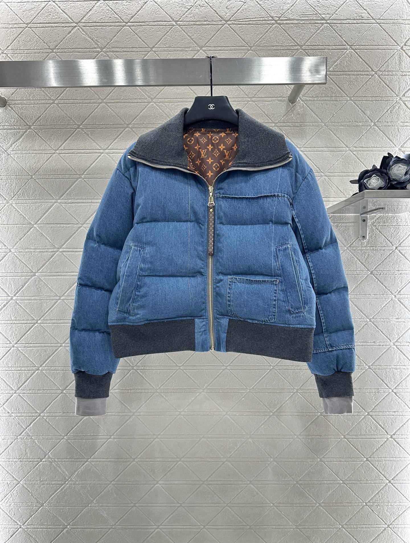 ♥Louis Vuitto*♥2025新品上架 牛仔翻领拉链夹克羽绒服定制YB斜纹棉牛仔材质 羽绒棉填充
