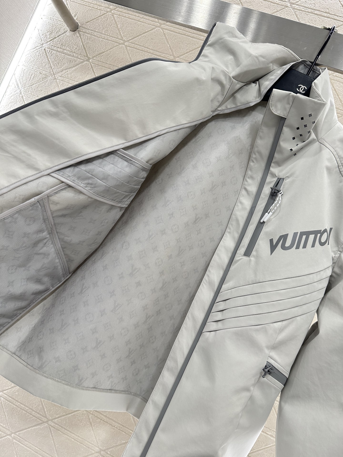 ♥Louis Vuitto*♥2025新品上架 时尚冲锋外套定制YB进口冲锋尼龙材质 质感高级 挺括有型