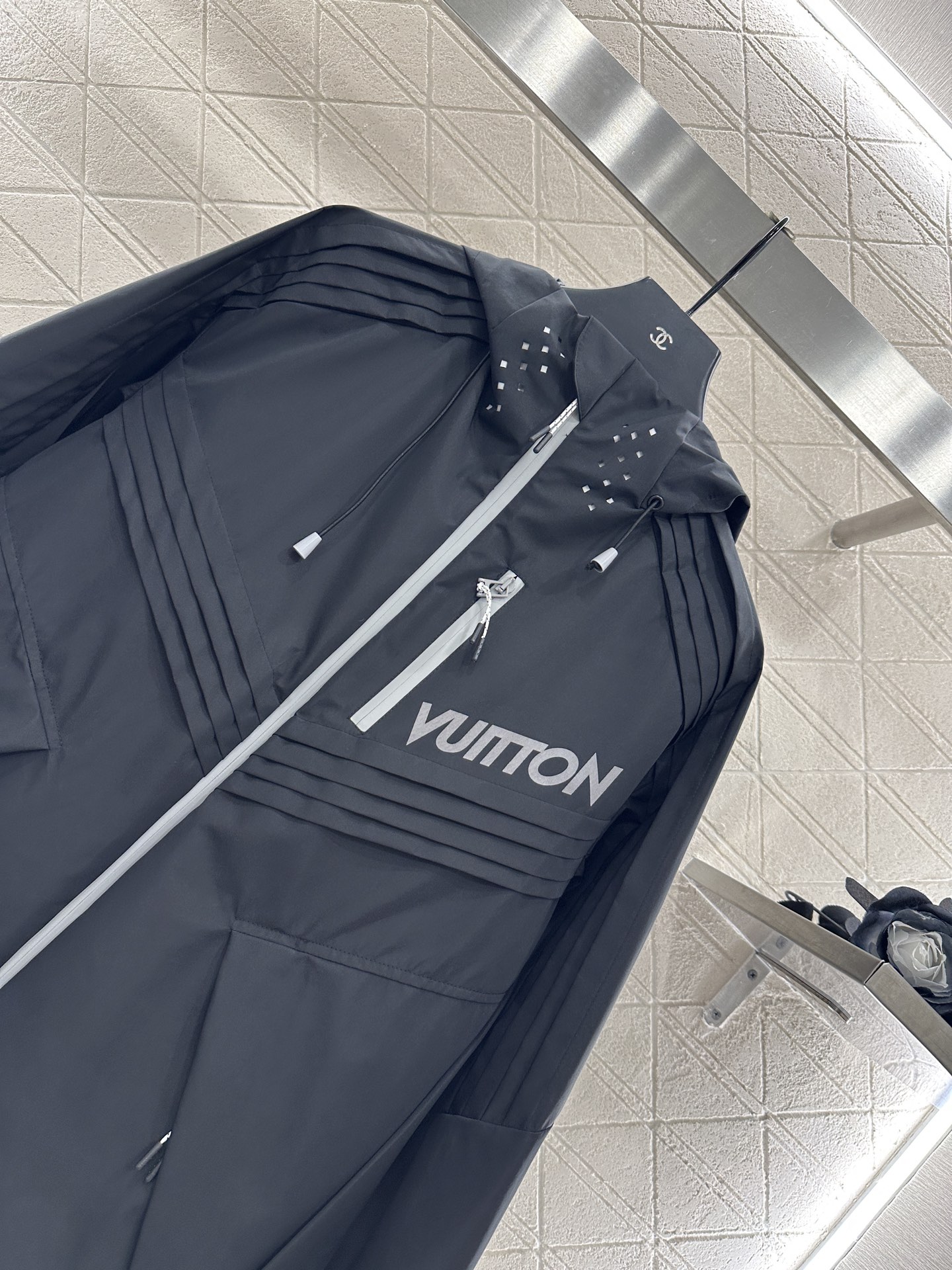 ♥Louis Vuitto*♥2025新品上架 连帽廓形冲锋外套定制YB进口冲锋尼龙材质 质感高级 挺括